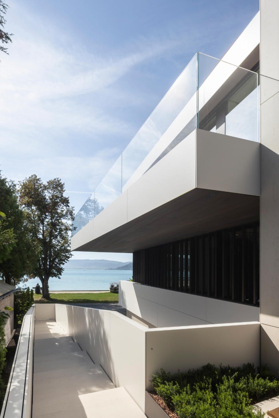 Imagem número 45 da actual secção de A state of the art house on the lake da Cosentino Portugal