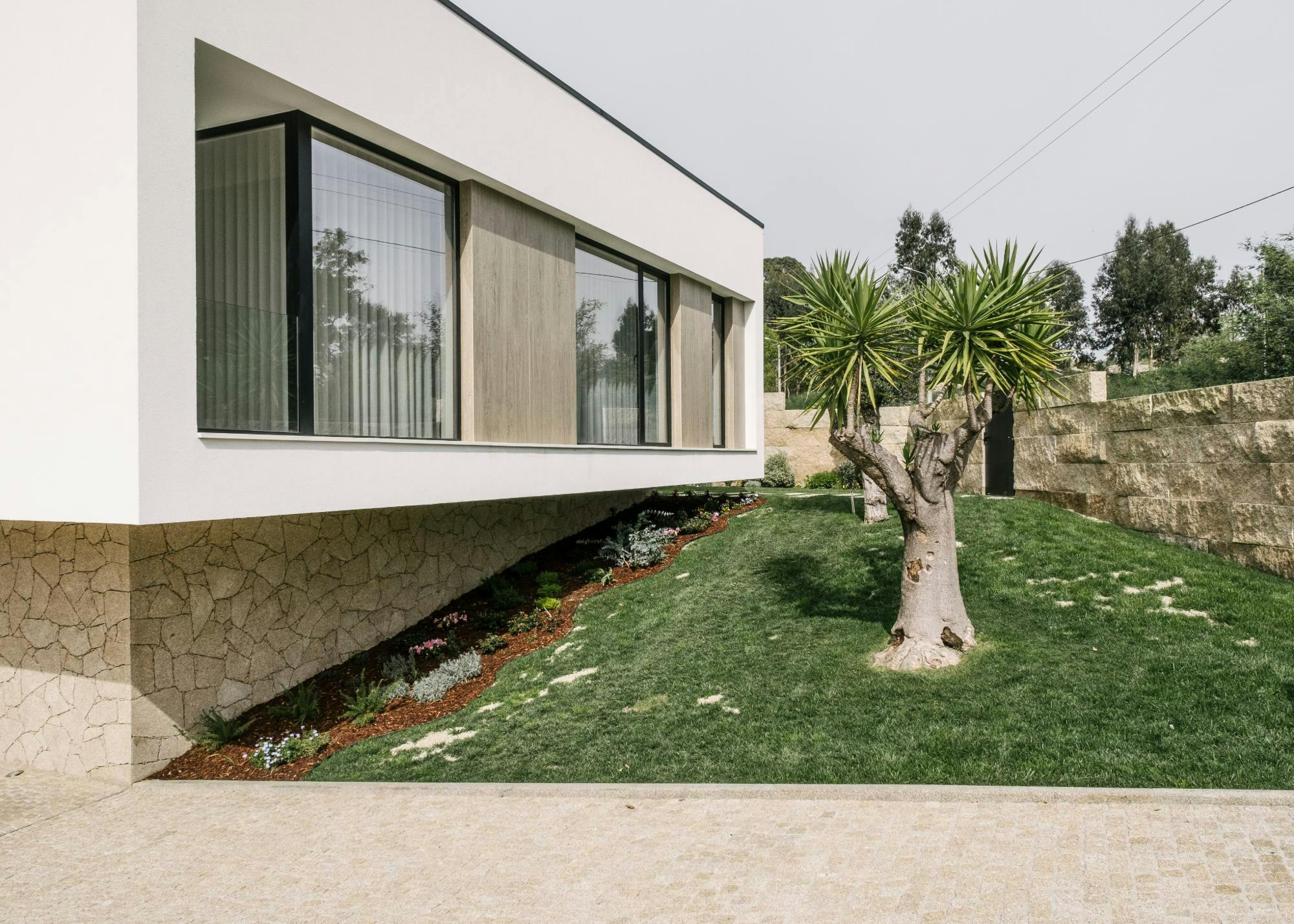Imagem número 53 da actual secção de Dekton for an integrated façade and outdoor kitchen in this private home in France da Cosentino Portugal