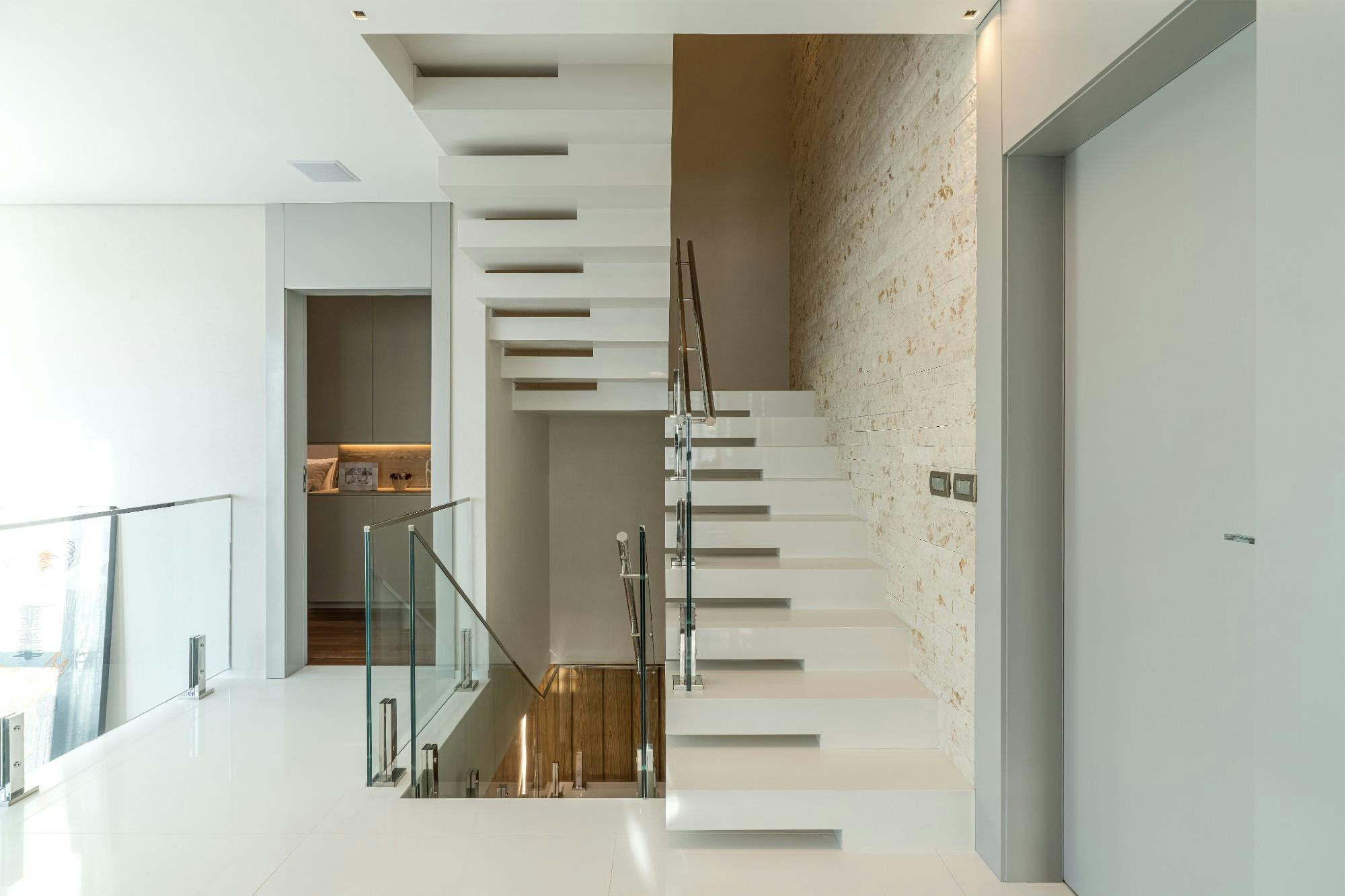 Imagem número 53 da actual secção de A conversão de três flats em uma única casa de luxo é levada para o próximo nível graças à Cosentino da Cosentino Portugal