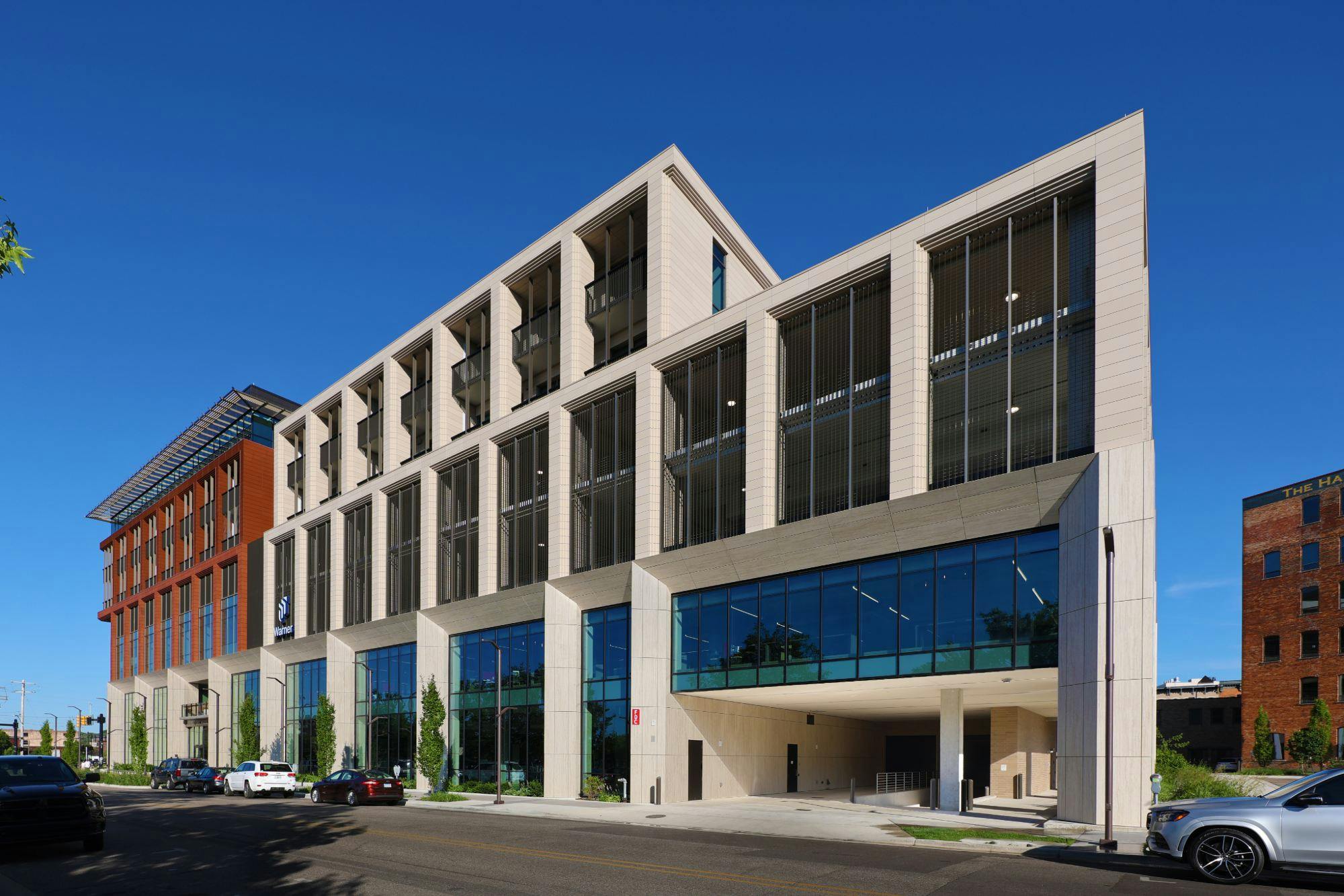 Imagem número 46 da actual secção de A complex Dekton facade for The Warner Building in Michigan da Cosentino Portugal