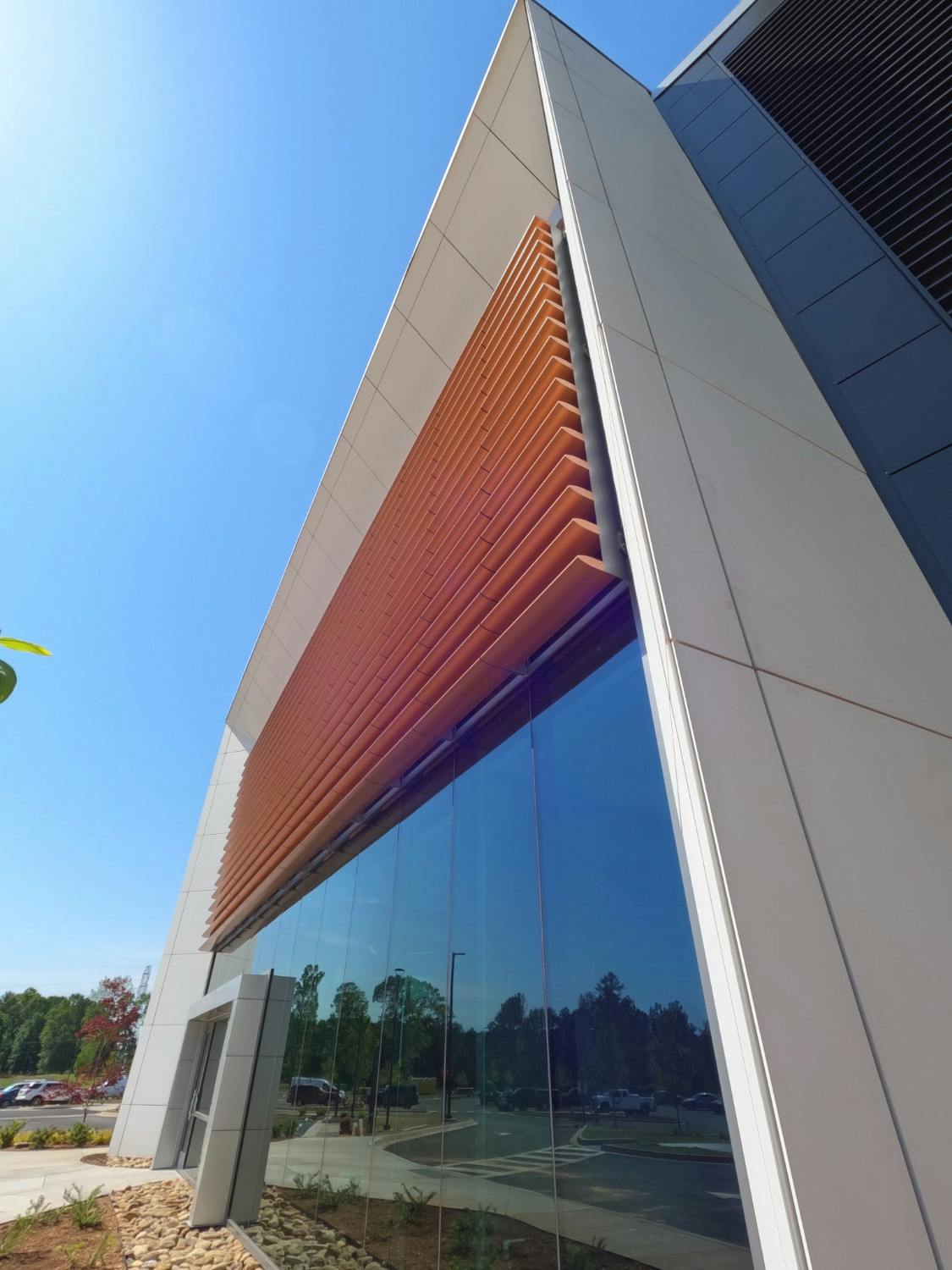 Imagem número 38 da actual secção de A two-toned facade for Southern First Bank in South Carolina da Cosentino Portugal