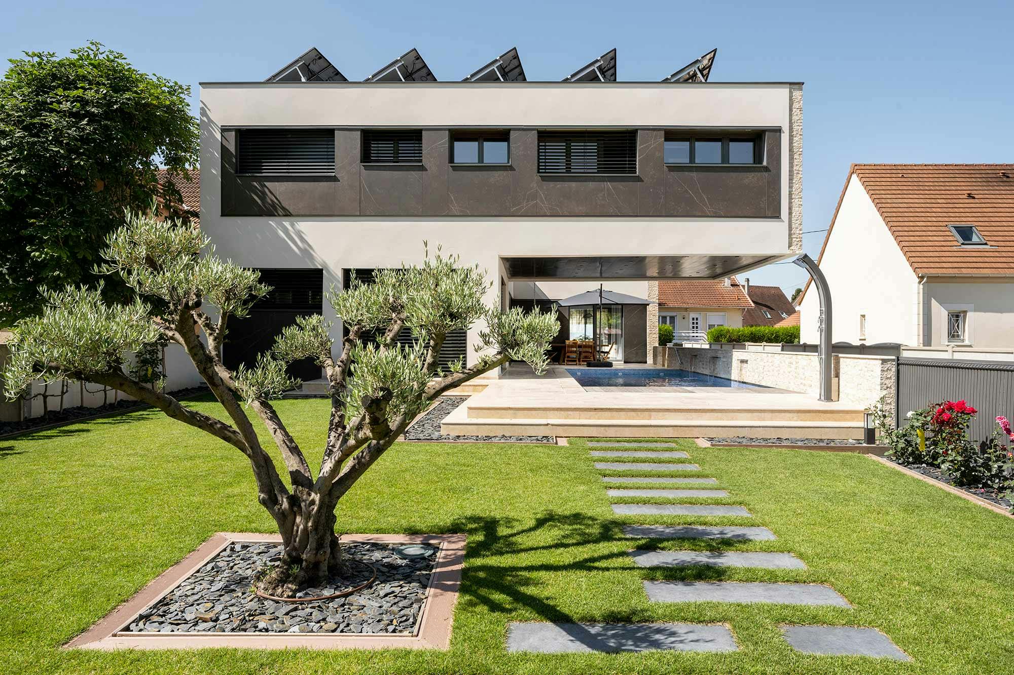 Imagem número 32 da actual secção de Dekton for an integrated façade and outdoor kitchen in this private home in France da Cosentino Portugal