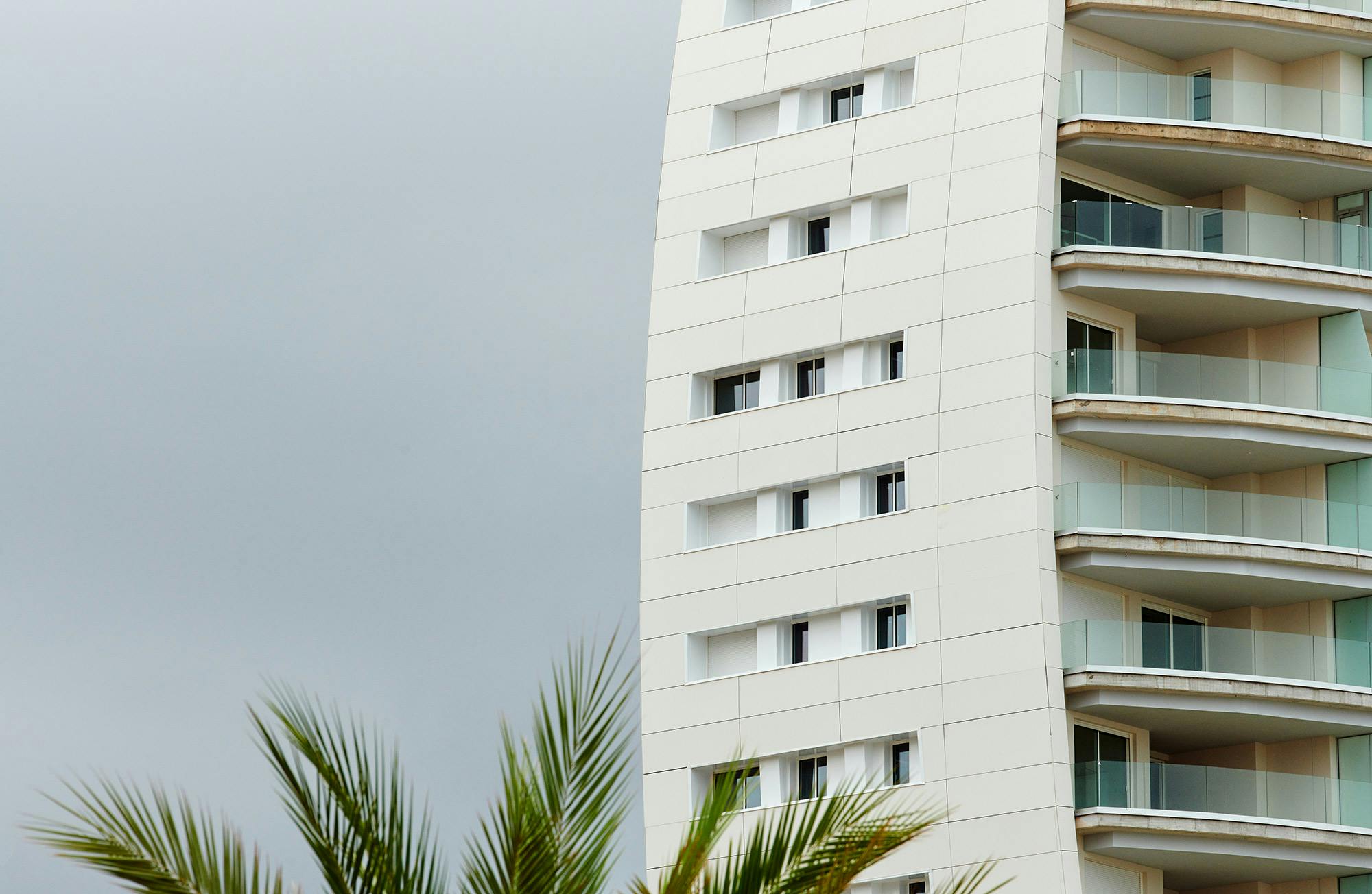 Imagem número 34 da actual secção de Dekton presents the world’s first curved and ventilated façade made of ultra-compact stone da Cosentino Portugal