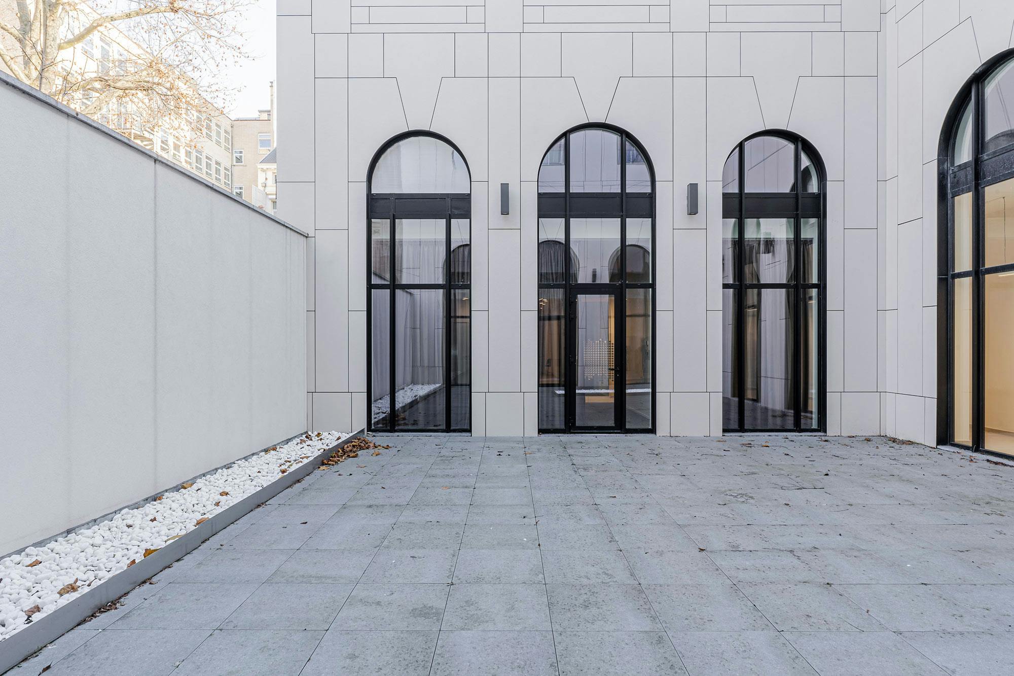 Imagem número 50 da actual secção de Reflections in Dekton: the renovation of the classicist building The Duke in Brussels da Cosentino Portugal