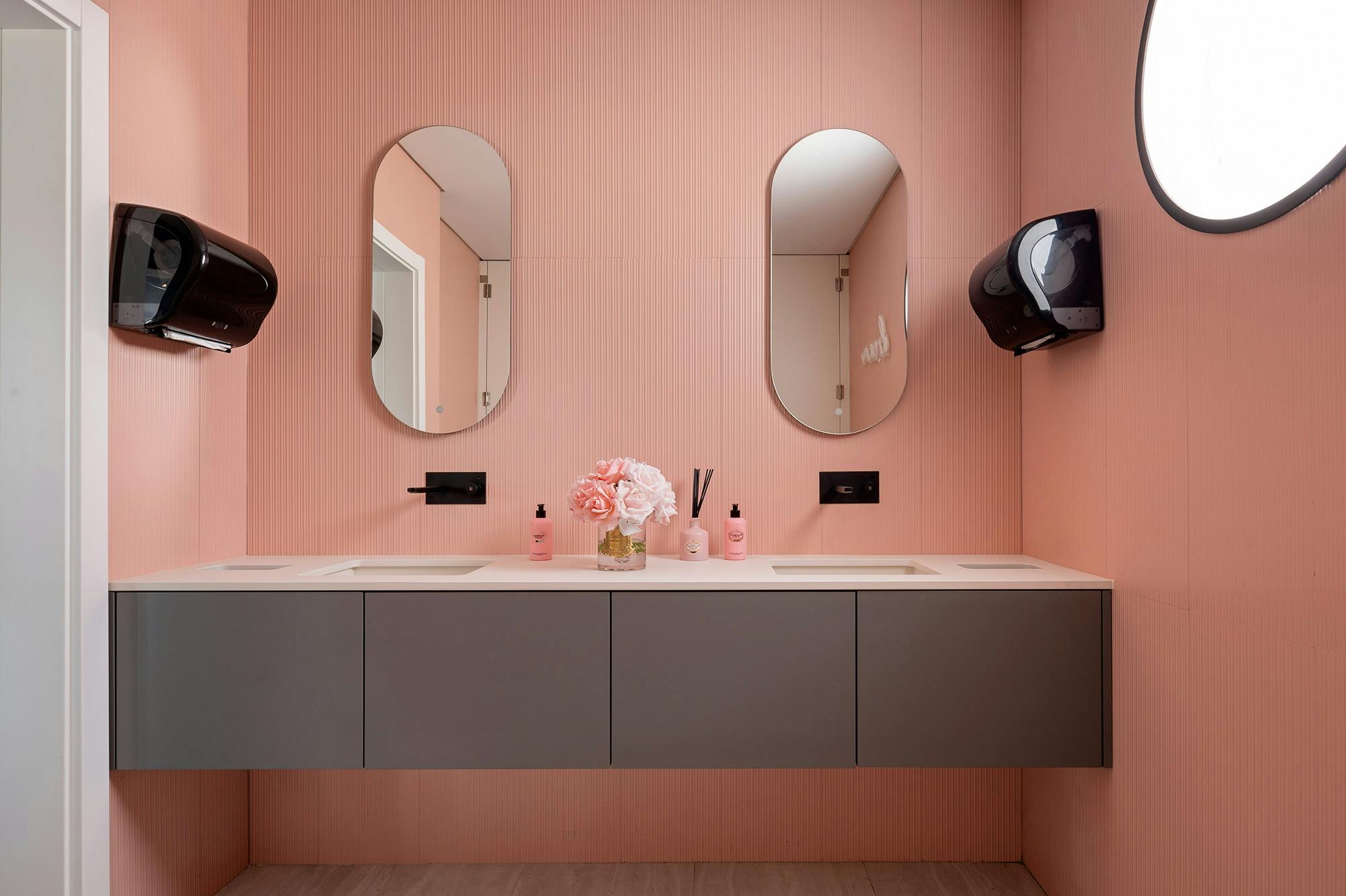 Imagem número 41 da actual secção de Sustainable washbasins in Mediterranean colours and modern design for the groundbreaking Superloo bathrooms da Cosentino Portugal