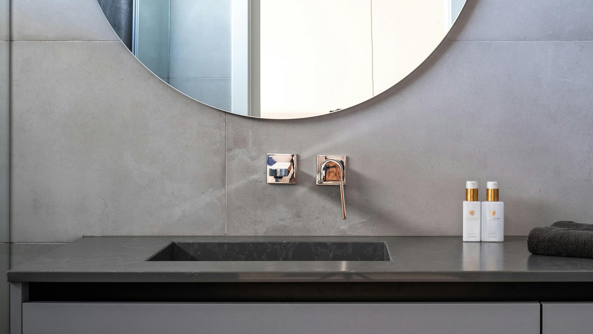 Imagem número 44 da actual secção de Silestone e Dekton revestem a escadaria, a cozinha e os banheiros de uma casa brasileira moderna da Cosentino Portugal