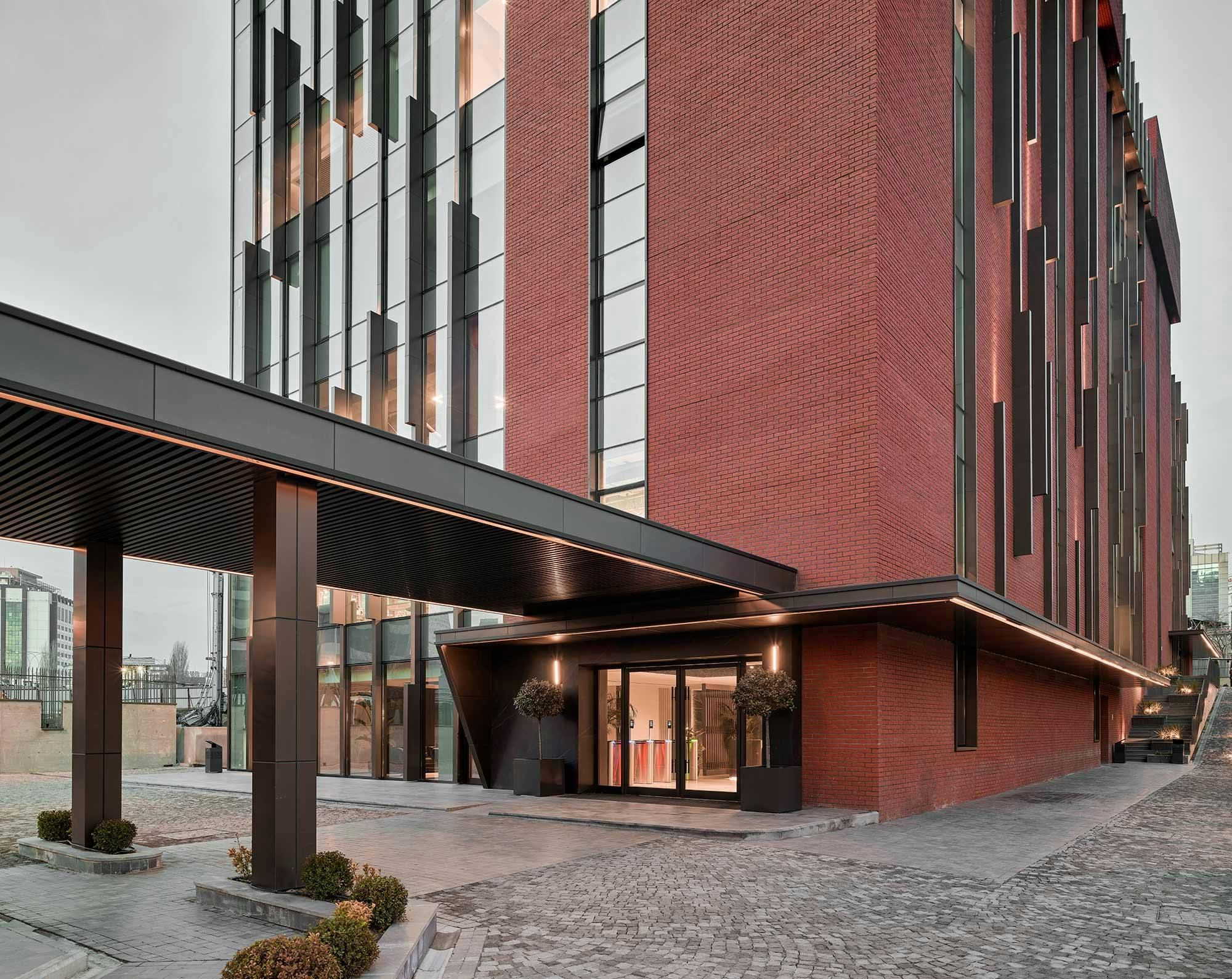 Imagem número 42 da actual secção de Glass, Iroko timber and Dekton for a façade with a lot of character da Cosentino Portugal