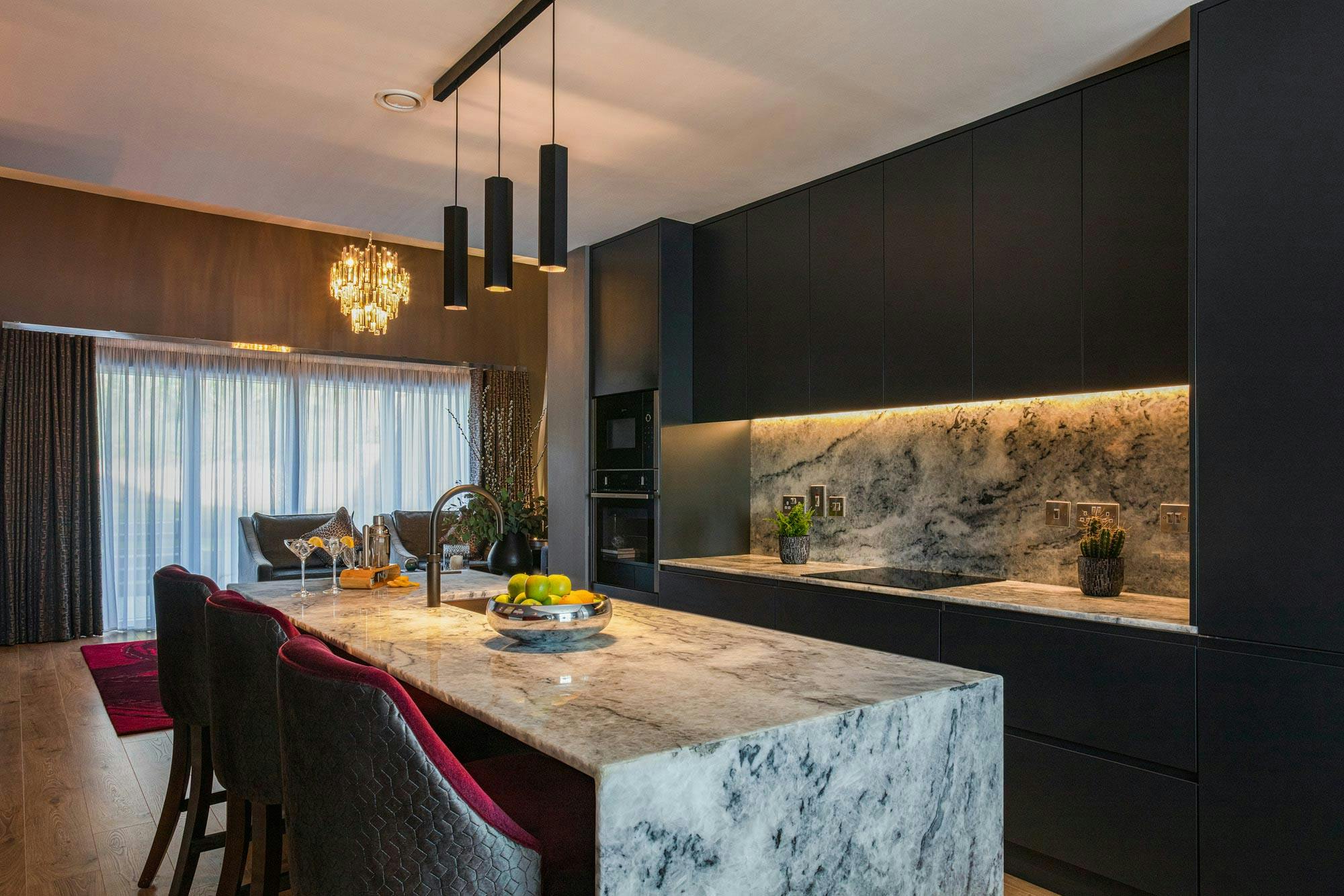 Imagem número 32 da actual secção de The sophisticated and exclusive Scalea Equinox stone is a real eye-catcher in this opulent kitchen with dramatic tones da Cosentino Portugal