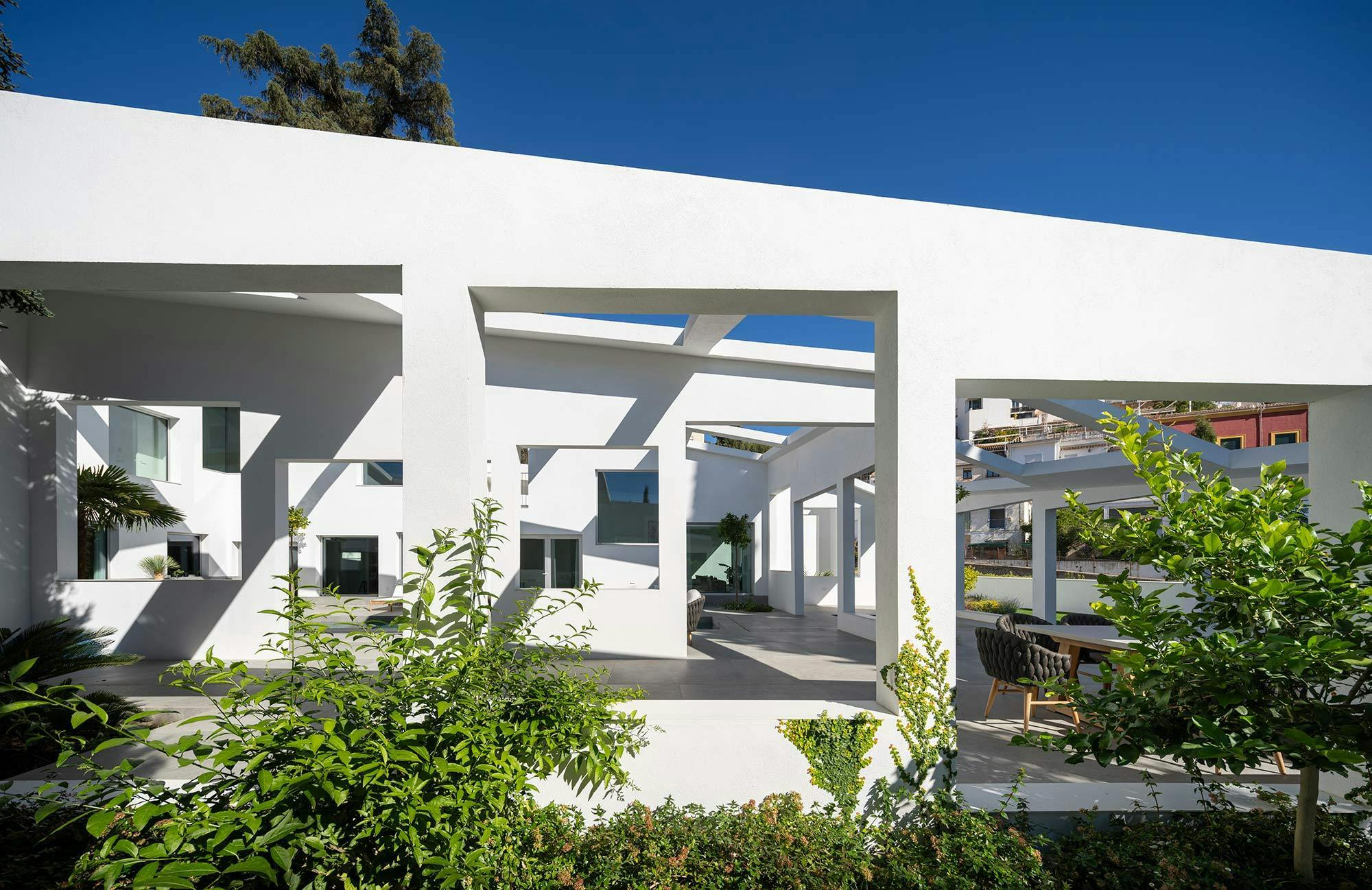 Imagem número 33 da actual secção de Esta casa vanguardista possui Dekton no interior e no exterior para acentuar a sua arquitetura impressionante  da Cosentino Portugal