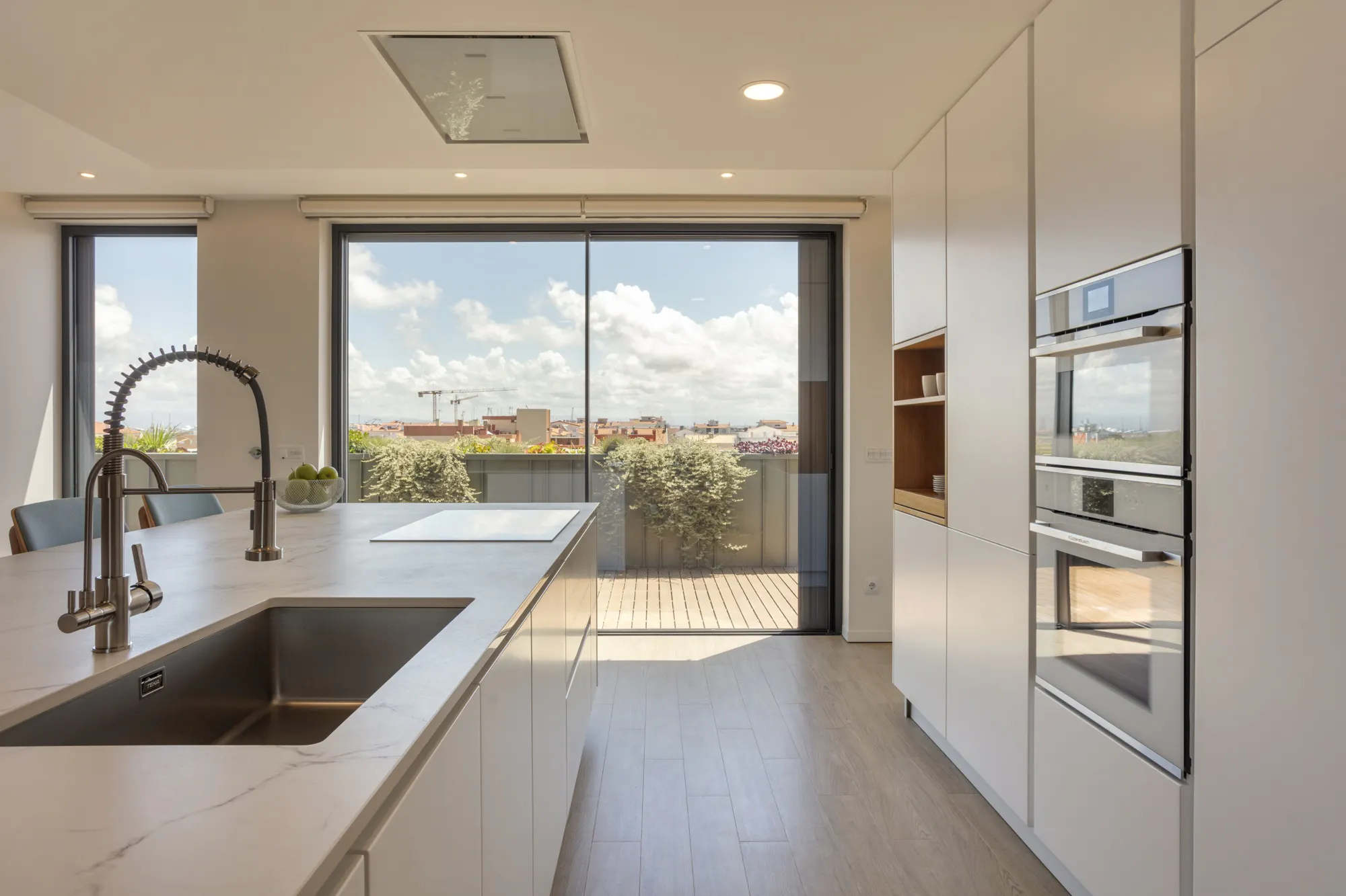 Cobertura na Barra by Priscila Kunenn (6) Image 33 of Cobertura na Barra by Priscila Kunenn 6.jpg?auto=format%2Ccompress&ixlib=php 3.3 in Dekton Marmorio defines the architectural identity of this contemporary home - Cosentino