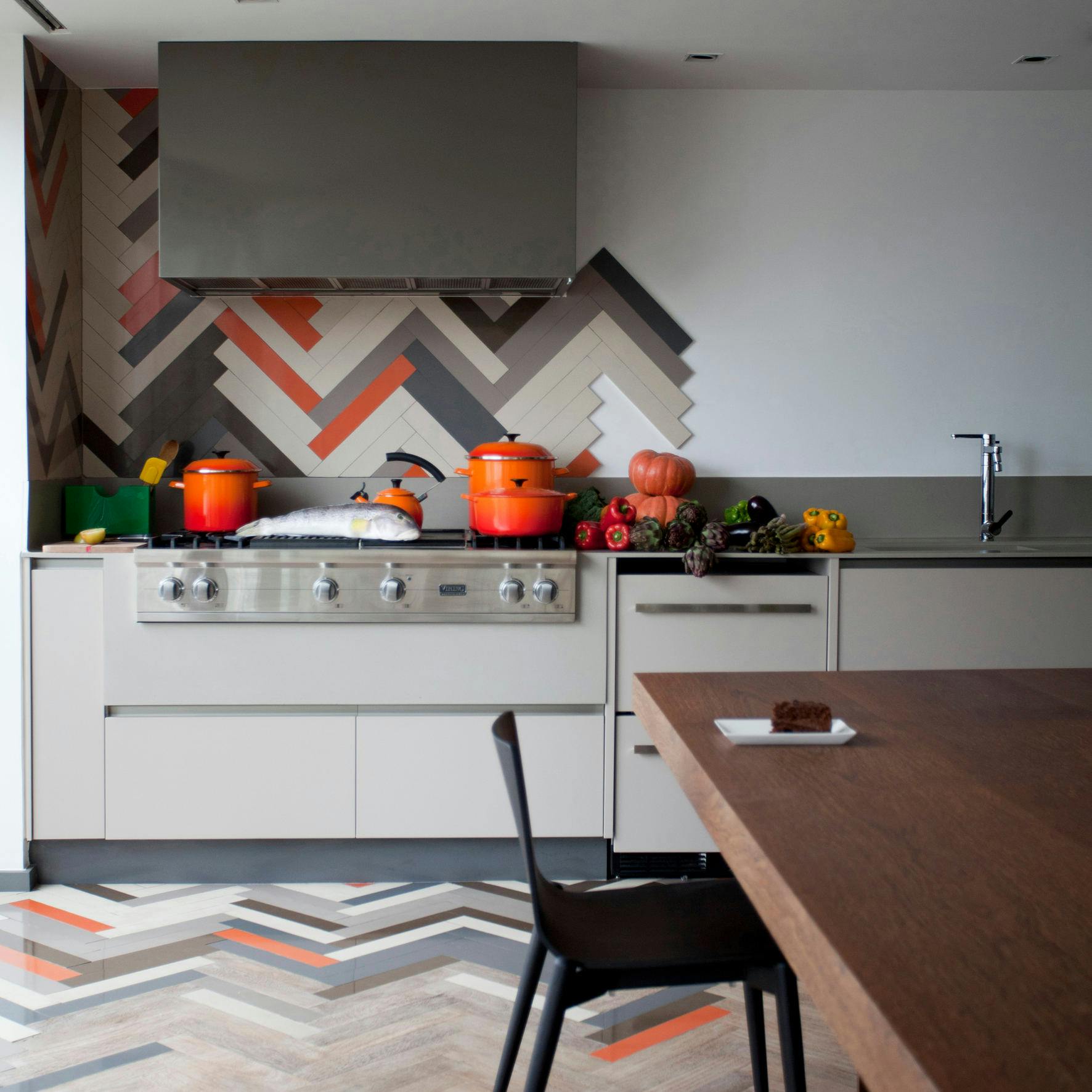 SILESTONE-NARANJA-COOL-HAIKU-GEDATSU-CEMENTO-Y-KENSHO-1-©-FLAVIA-GERAB Image 38 of SILESTONE NARANJA COOL HAIKU GEDATSU CEMENTO Y KENSHO 1 %C2%A9 FLAVIA GERAB.jpg?auto=format%2Ccompress&ixlib=php 3.3 in silestone-köksbänkar - Cosentino