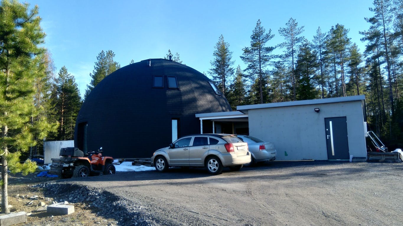 Image of The spheric Dome house 10.jpg?auto=format%2Ccompress&ixlib=php 3.3 in Kupolhuset – titta in hur köket med Dekton Kelya flyttat in i detta unika hus  - Cosentino