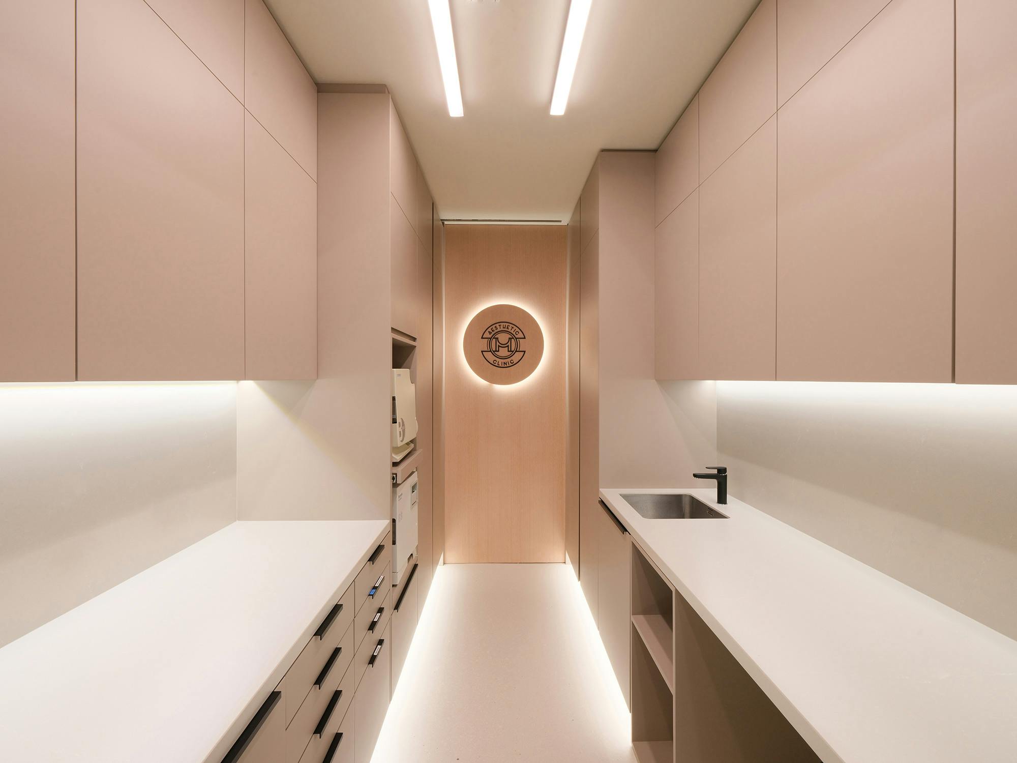 Image of clinique mougin.jpg?auto=format%2Ccompress&ixlib=php 3.3 in Dekton Helena brings beauty and sustainability to a relaxed luxury flat in Singapore’s most exclusive area - Cosentino