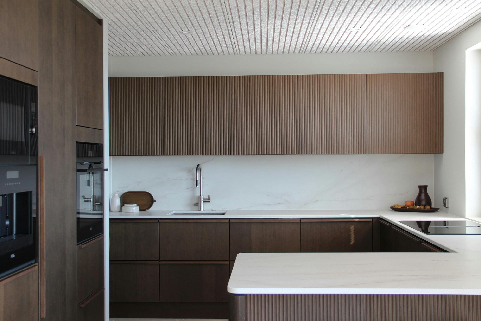 Image of Katja Suominen 1 1.jpg?auto=format%2Ccompress&ixlib=php 3.3 in Dekton Arga creates an elegant atmosphere in this open plan kitchen with a minimalist approach - Cosentino