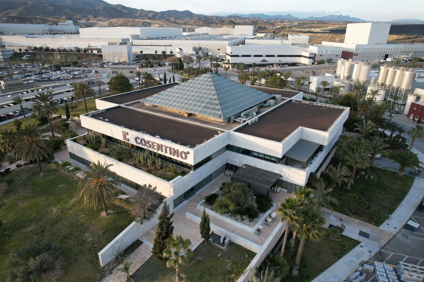 Cosentino achieves a consolidated turnover of 1,464 million euros and will invest more than 430 million in the period 2025-2027