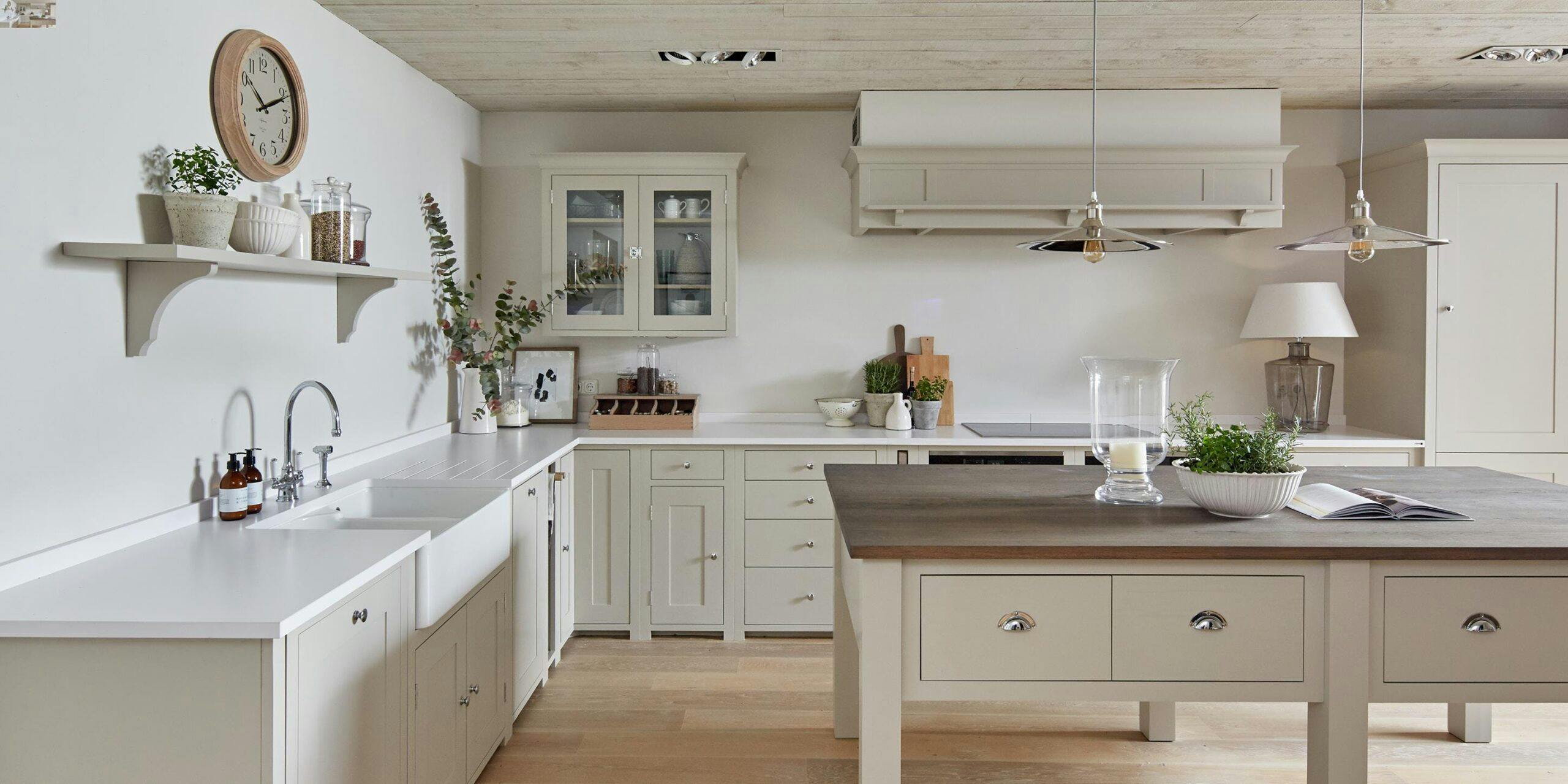 Modern rustic kitchen, neutral walls and natural elements #rustickitchen  #kitcheninspira…