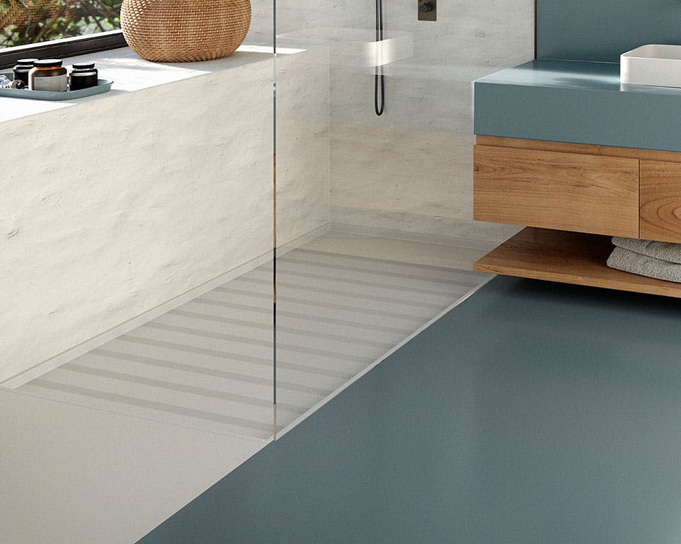 https://imgix.cosentino.com/usa/wp-content/uploads/2022/06/Silestone-Bathroom-Cala-Blue.jpg?auto=format%2Ccompress&ixlib=php-3.3.0