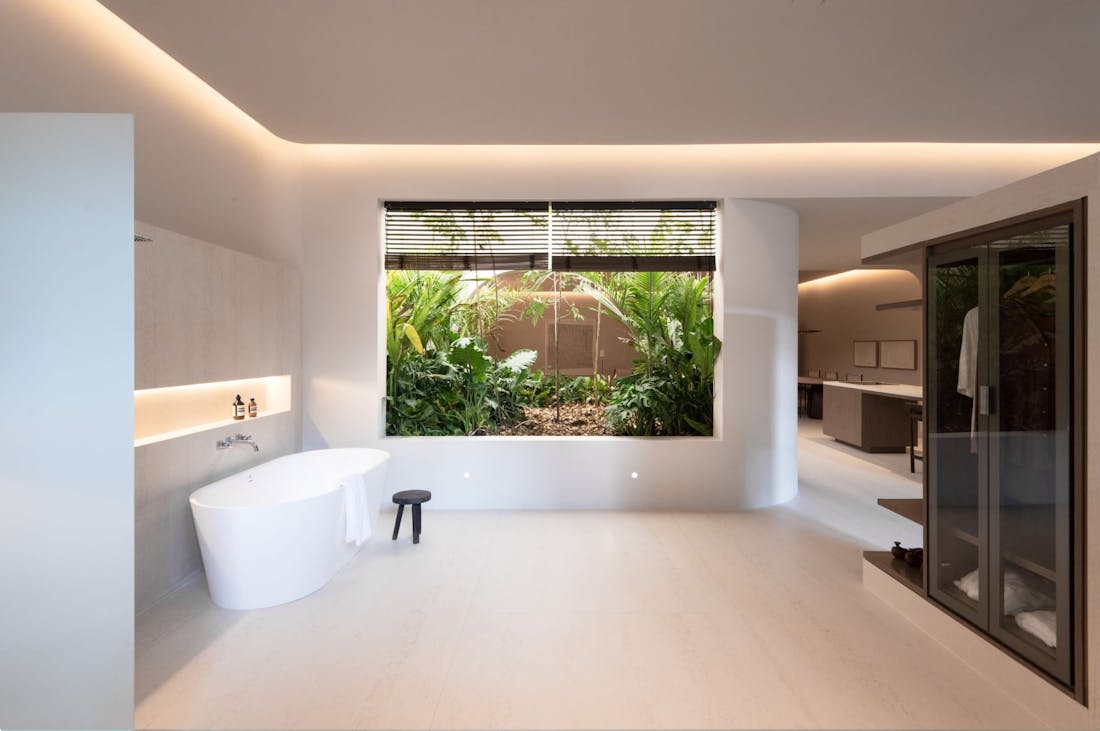 DK Danae SL Faro White_Casacor_@lucastakaoka.arq @dimagramarmoraria (14) Image 34 of DK Danae SL Faro White Casacor @lucastakaoka.arq @dimagramarmoraria 14.jpg?auto=format%2Ccompress&fit=crop&ixlib=php 3.3 in Wellness at the heart of the bathroom: create your own sanctuary - Cosentino