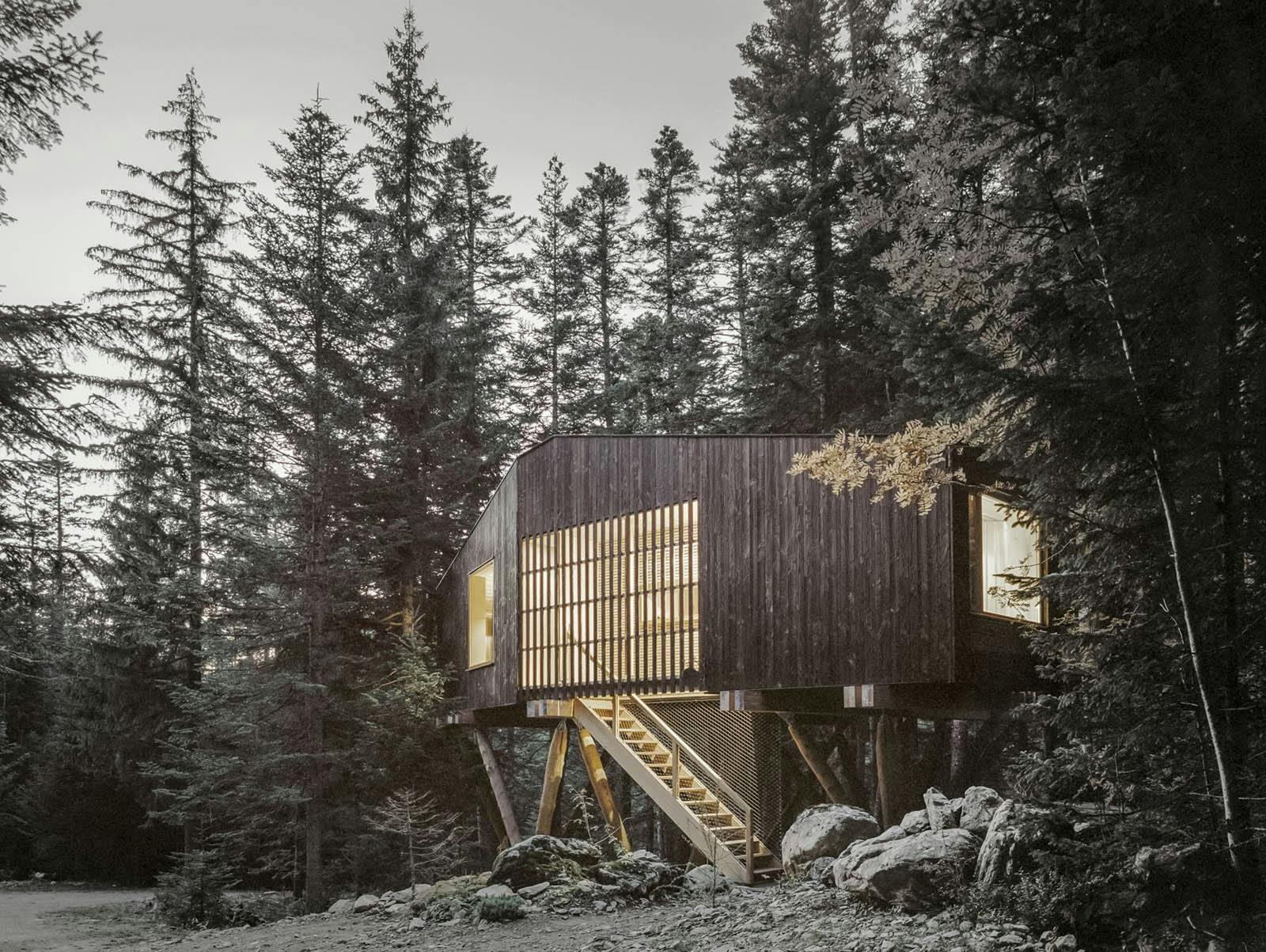 Image number 33 of the current section of Perched Huts of Cosentino USA