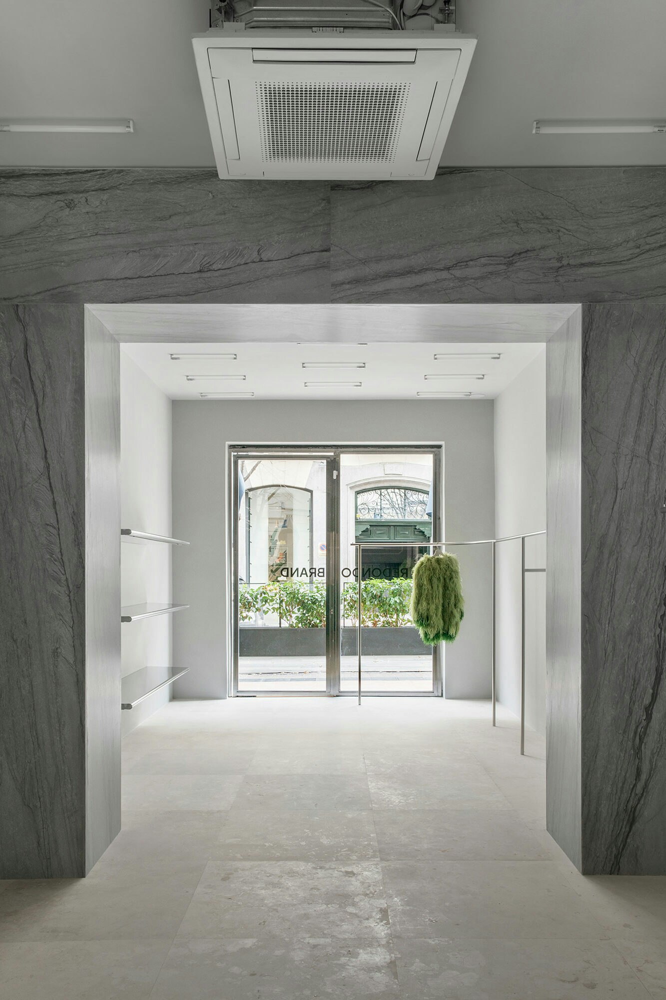 A monolithic arch in Sensa Platino gives character to a new