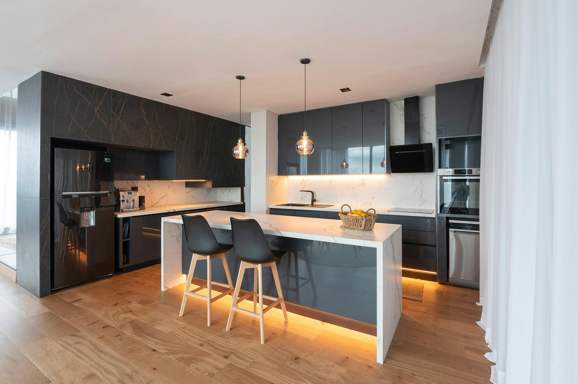 Image number 42 of the current section of Strictly Style blogger Hanna Väyrynen realized her dream of a stunning American style kitchen with a large kitchen island  of Cosentino USA