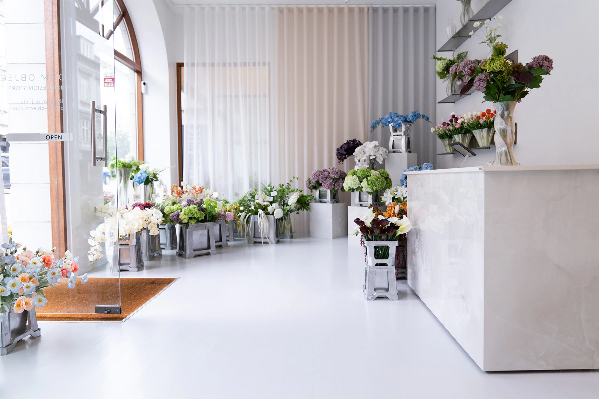 Dekton pedestals for the world's most exquisite artificial flower