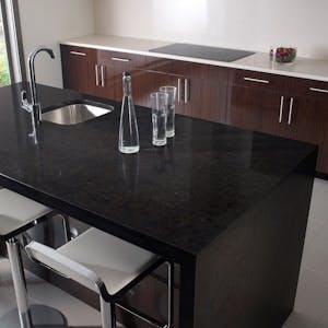 Image 34 of encimera cocina negra isla 1.jpg?auto=format%2Ccompress&fit=crop&ixlib=php 3.3 in black-kitchen-countertops - Cosentino