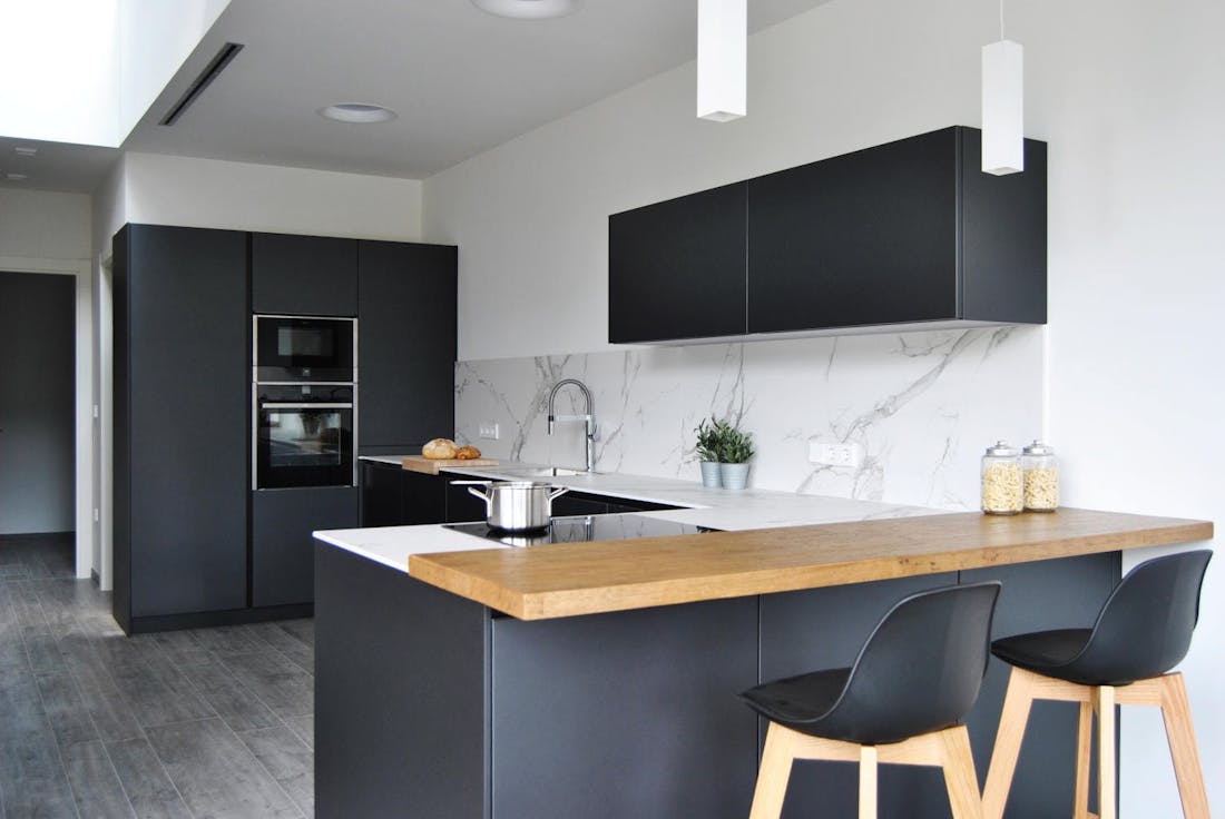 A U-shaped kitchen for order and functionality