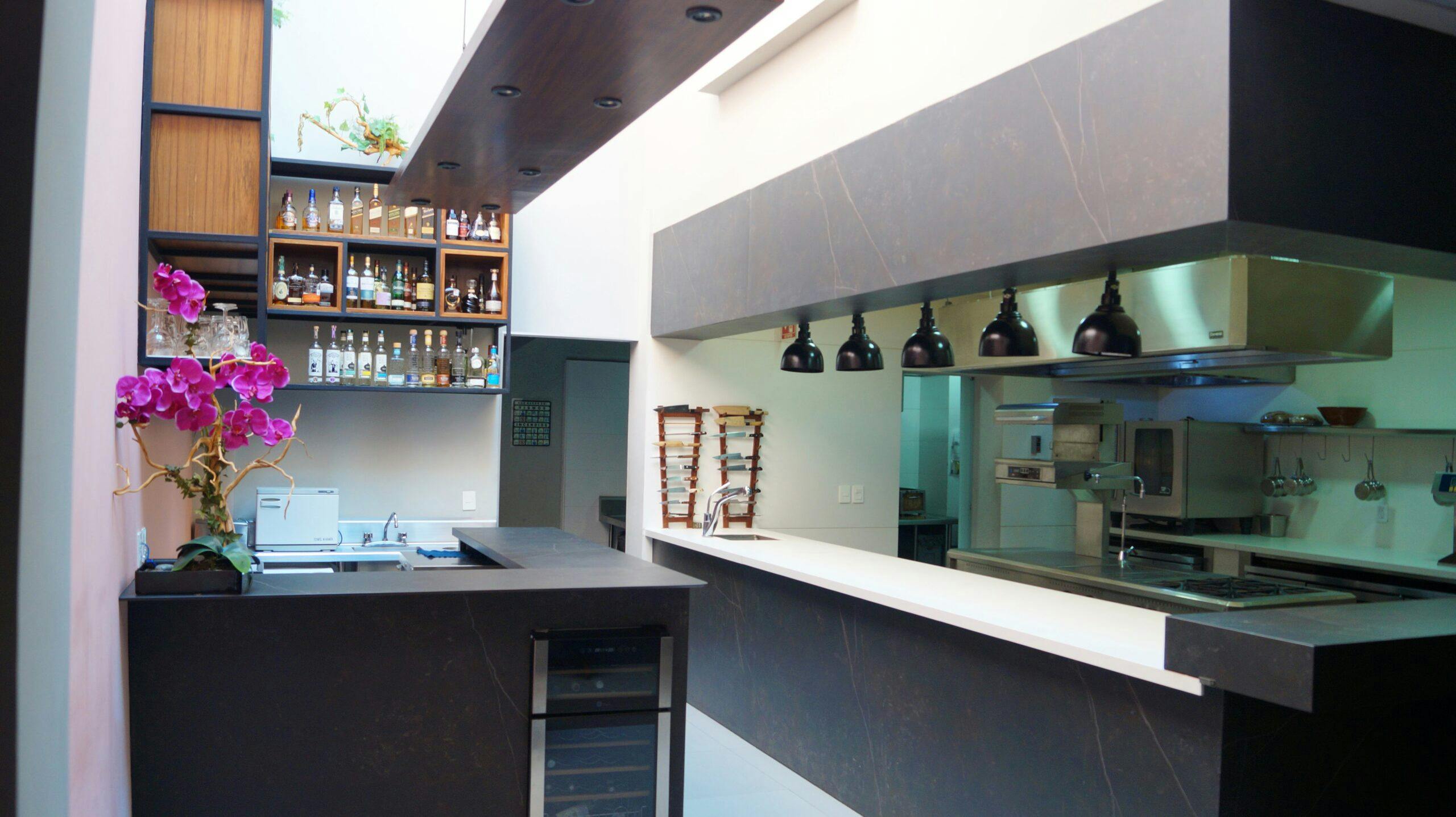 Mexico's Lorea Restaurant Blends Design and Taste with a Dekton Open Kitchen - Cosentino Cocina con superficies Kelya y Zenith de Dekton® by Cosentino 03 2 scaled | Cosentino