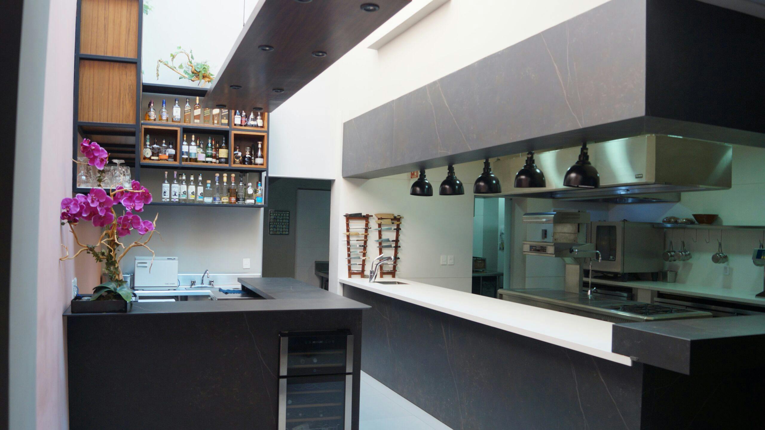 Mexico's Lorea Restaurant Blends Design and Taste with a Dekton Open Kitchen - Cosentino Cocina con superficies Kelya y Zenith de Dekton® by Cosentino 03 3 scaled | Cosentino