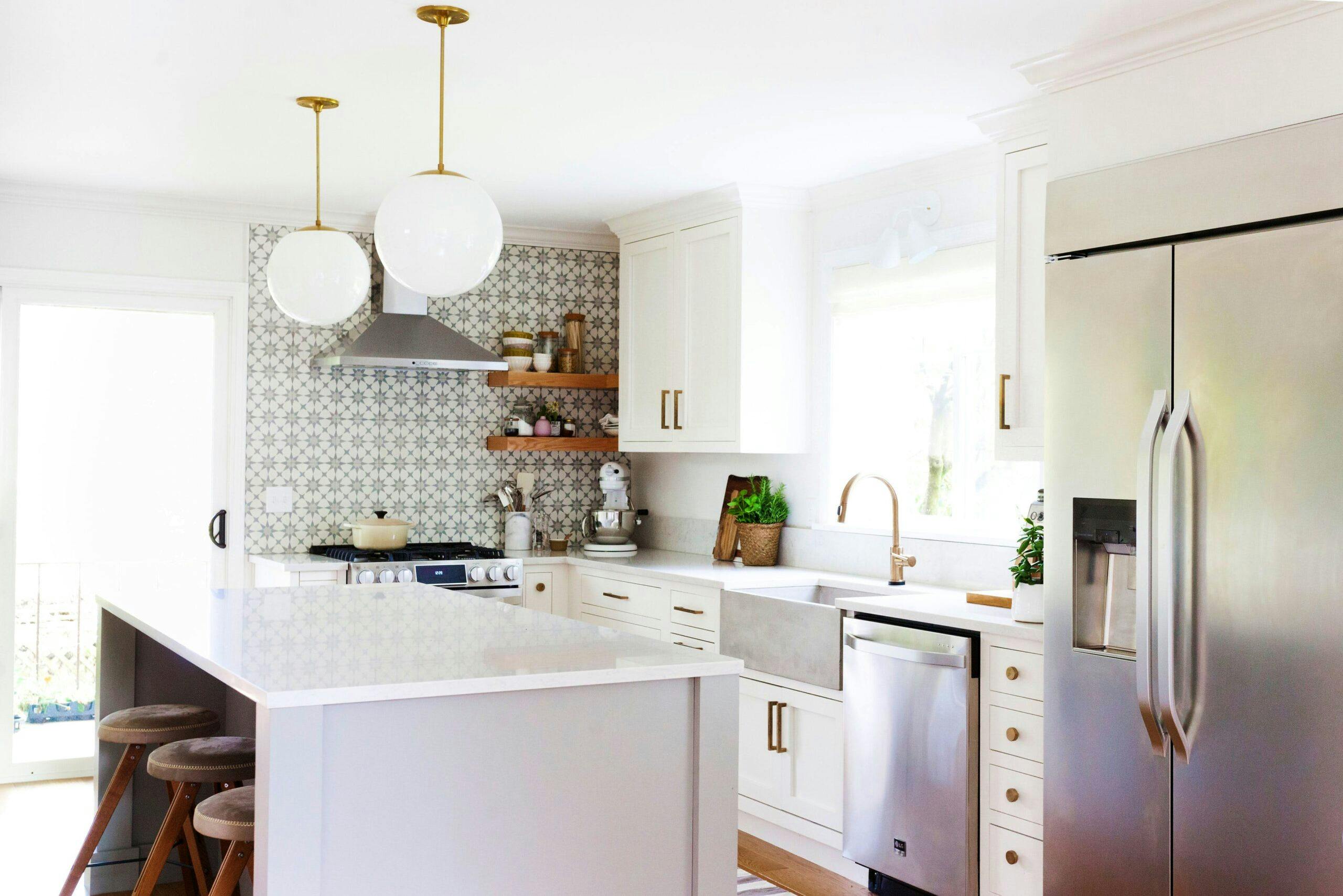 17 Inspiring white kitchen cabinets with black countertops - COCO