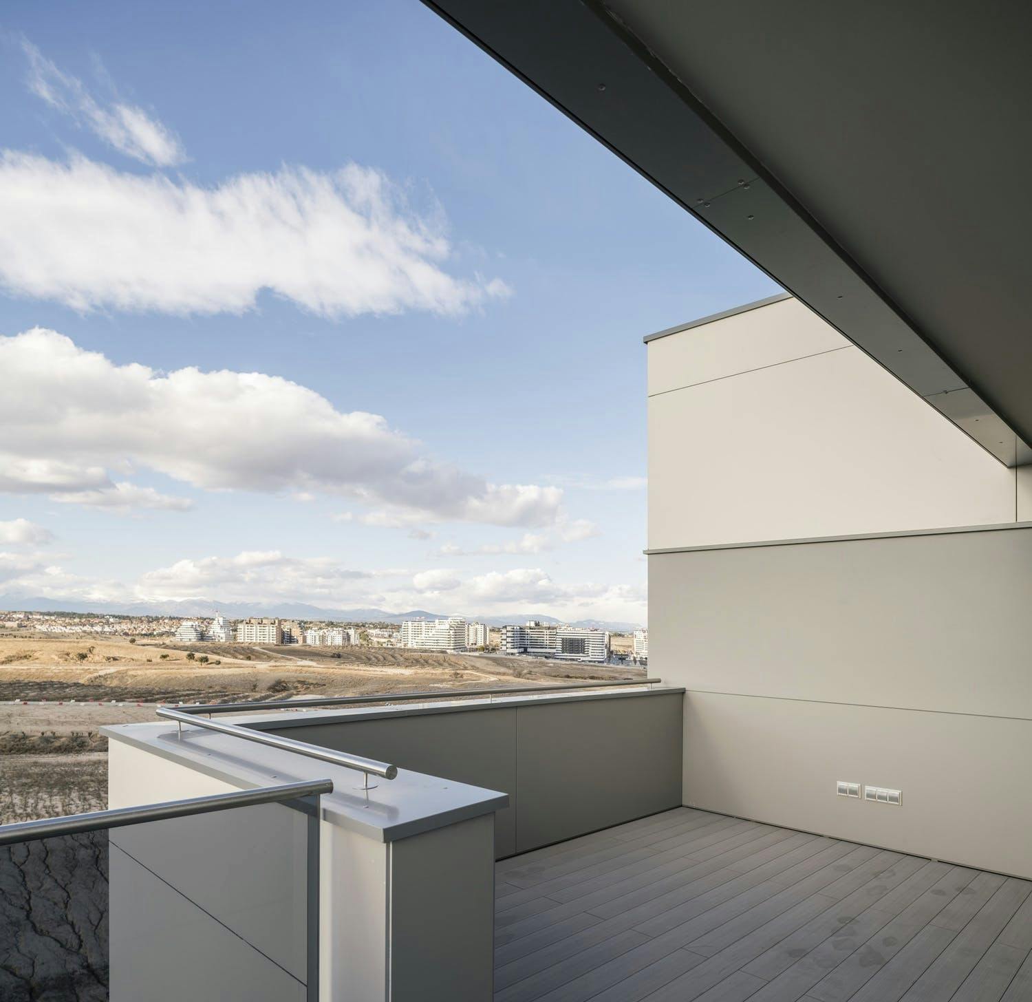Image of Fachada Dekton Valenor Viv Valdebebas 046 Creditos Subliminal Miguel de Guzmán Rocío Romero 1 3 - Cosentino Image of Fachada Dekton Valenor Viv Valdebebas 046 Creditos Subliminal Miguel de Guzmán Rocío Romero 1 3 in Valdebebas 127 with Dekton® and Silestone® by Cosentino - Cosentino