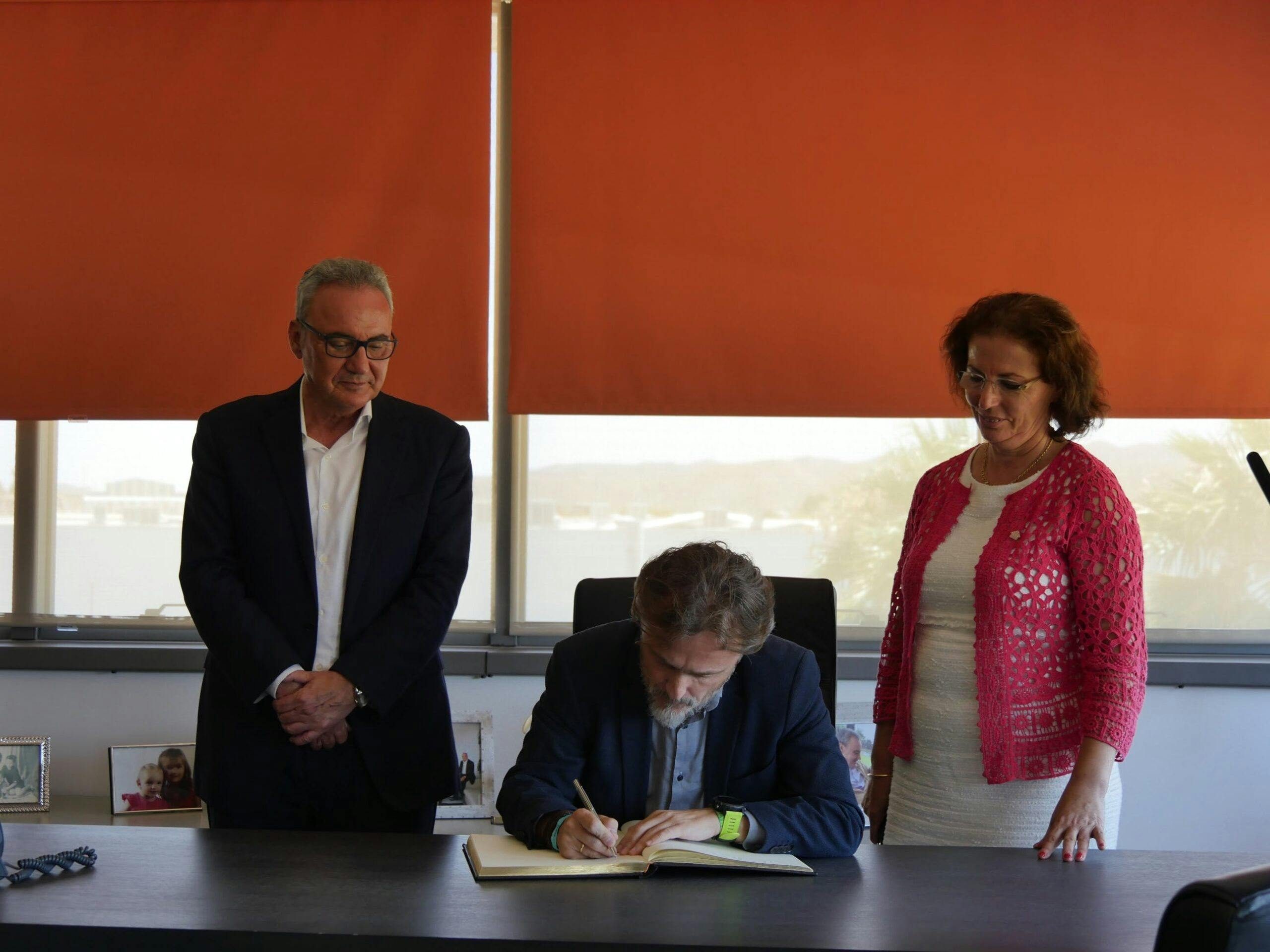 Image 38 of Jose Fiscal Consejero Medio Ambiente Firma Libro Cosentino 1 scaled in Cosentino builds a Waste Management Facility - Cosentino