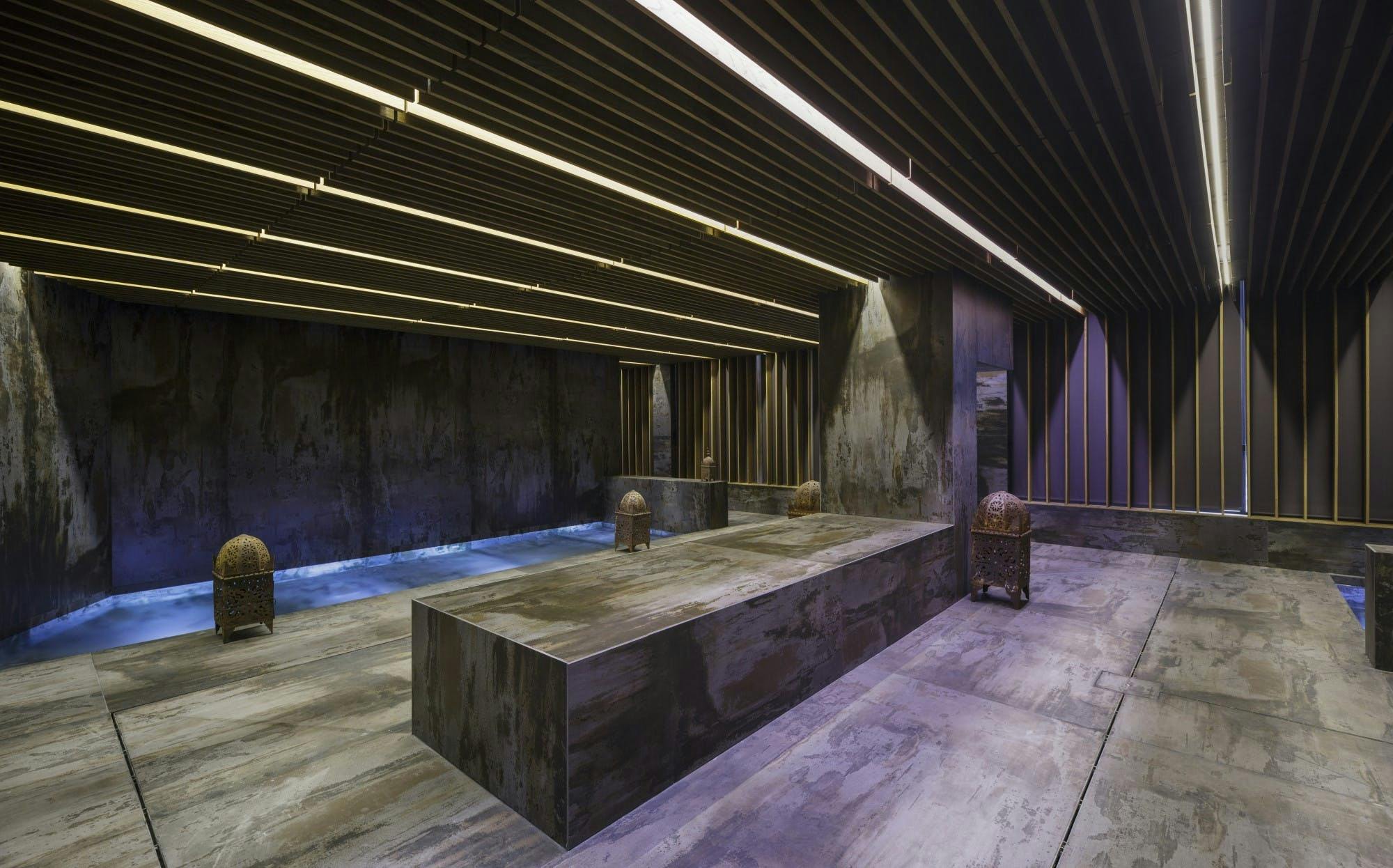 Dekton® Grip+: innovation, safety and a smooth finish for the flooring - Cosentino Spa Soleria y paredes Dekton Trilium Grip en suelo color Trilium lr 1 | Cosentino