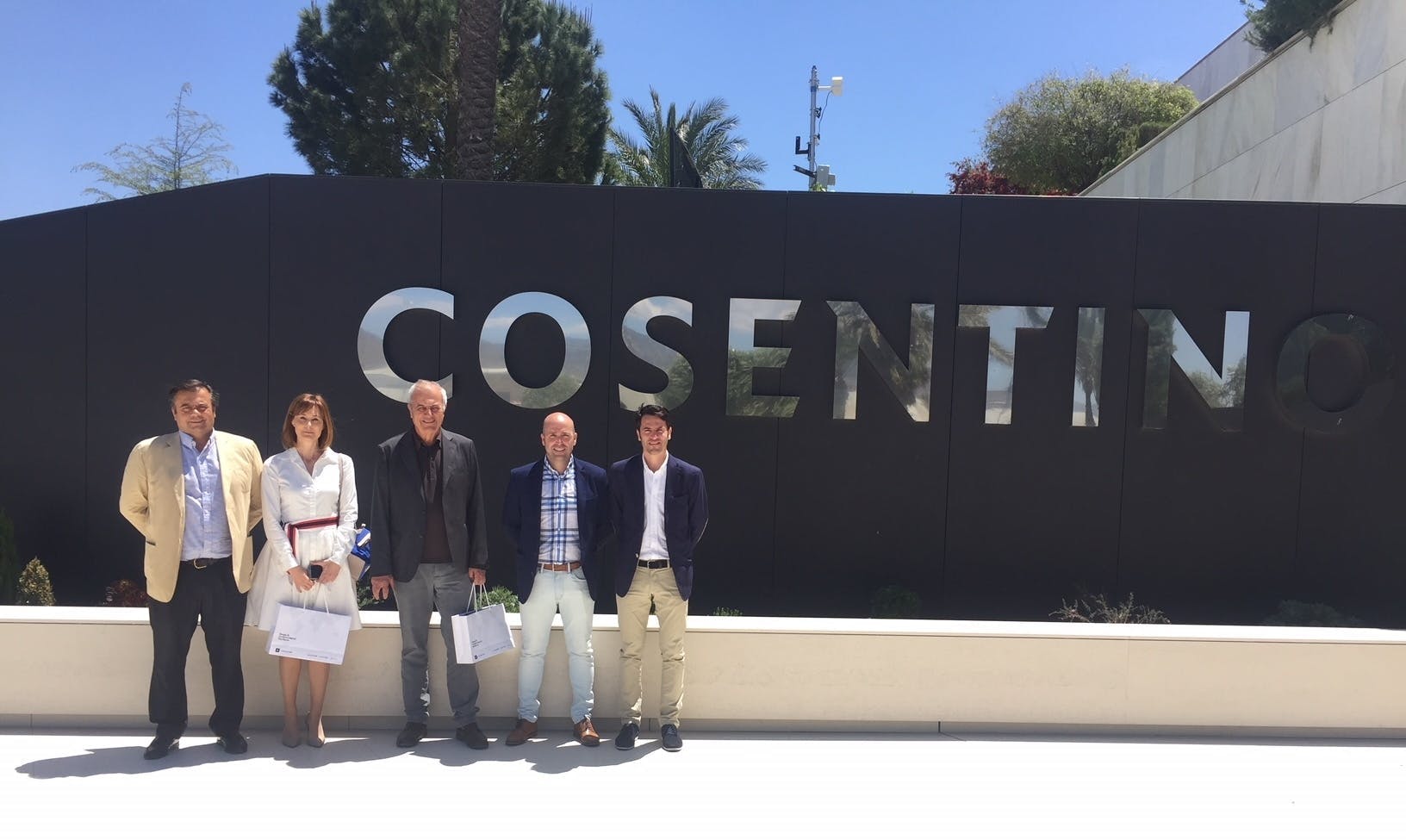 Cosentino in the celebration of Spanish architecture and urban planning - Cosentino Visita Arquitecto Antonio Ortiz a Cosentino Foto Cosentino 1 2 | Cosentino