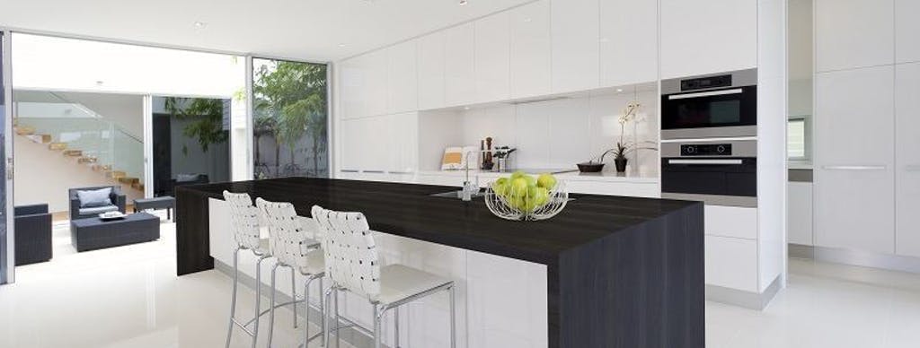 Image 34 of cocinas negras blancas 2 in Steps to organize your kitchen and optimize your space - Cosentino