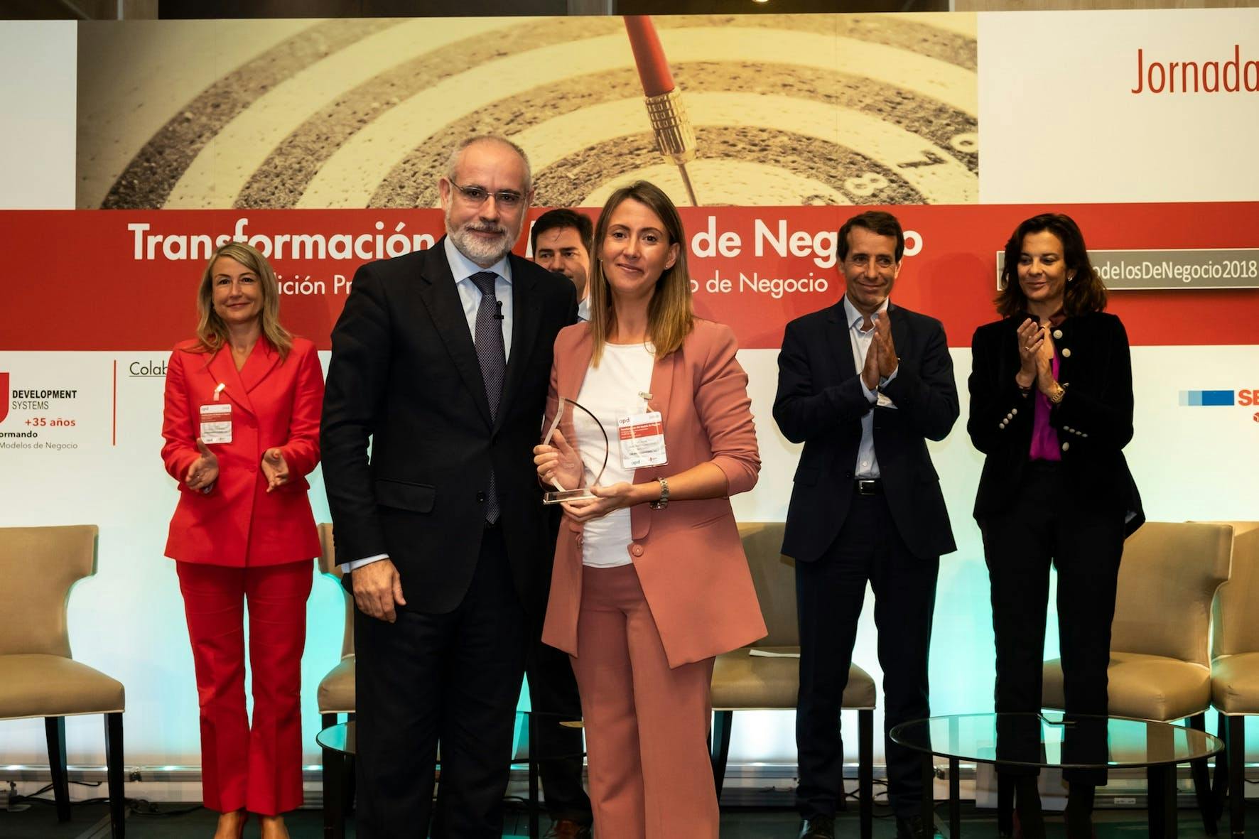 Image of entrega premio modelo negocio Pilar Cosentino 1 - Cosentino Image of entrega premio modelo negocio Pilar Cosentino 1 in Cosentino Group wins International Prize for Best Business Model 2018 - Cosentino