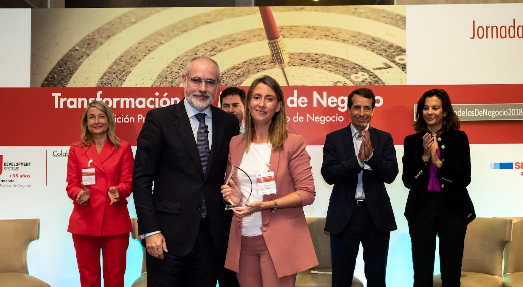 Image 30 of entrega premio modelo negocio Pilar Cosentino e1539692189961.jpg?auto=format%2Ccompress&ixlib=php 3.3 in Cosentino Group wins International Prize for Best Business Model 2018 - Cosentino