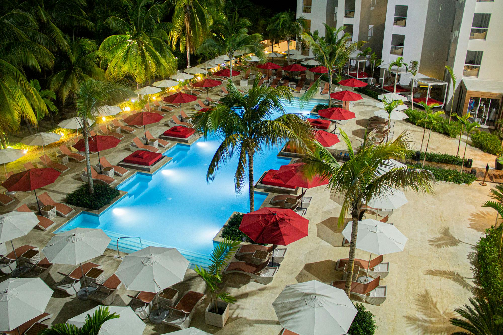 Image 40 of Natural Stone Caliza Alba Hotel Jamaica S Pool1.jpg?auto=format%2Ccompress&ixlib=php 3.3 in Spanish Court Jamaica - Cosentino