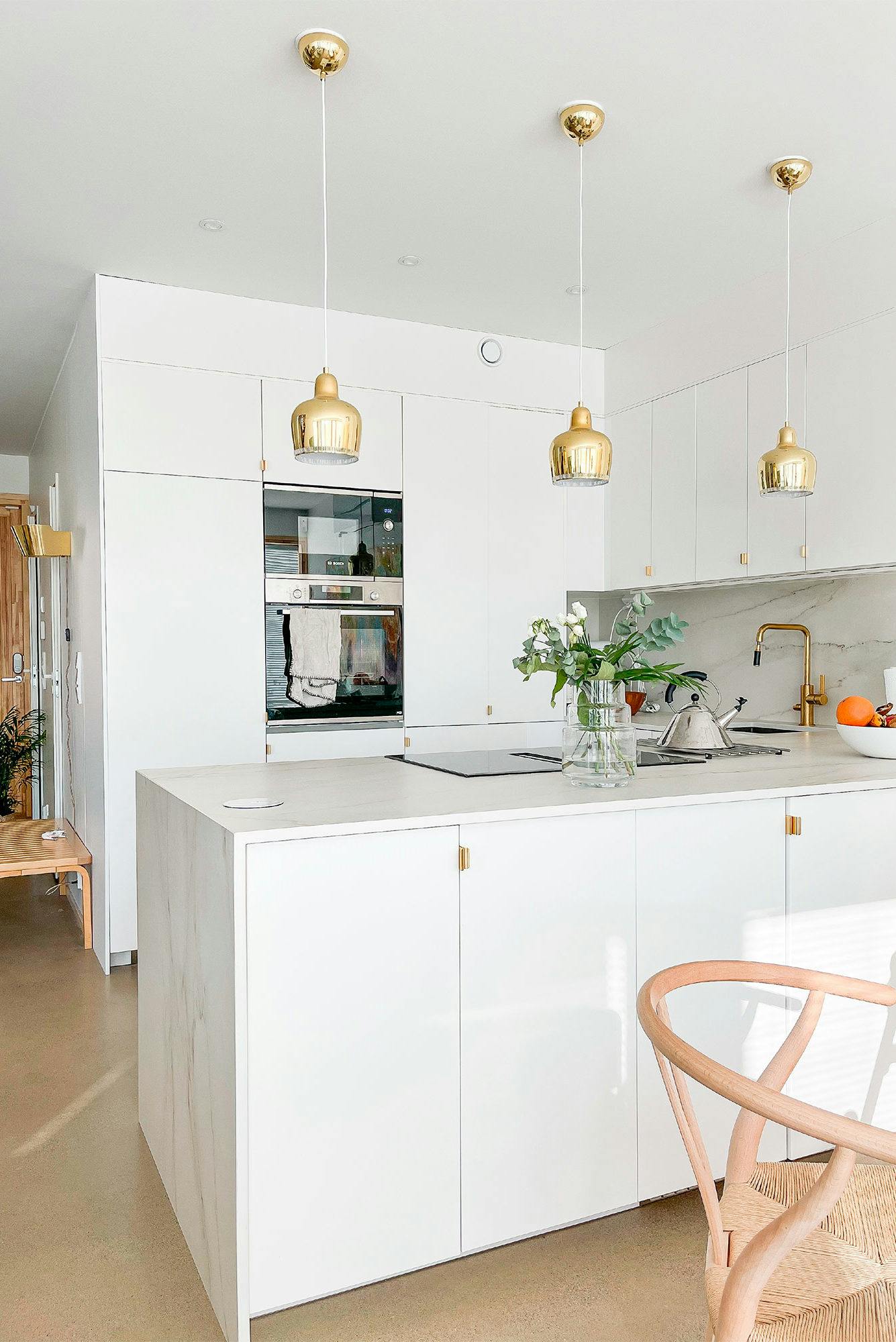 A stylish and low-maintenance waterfall worktop for a large family ...