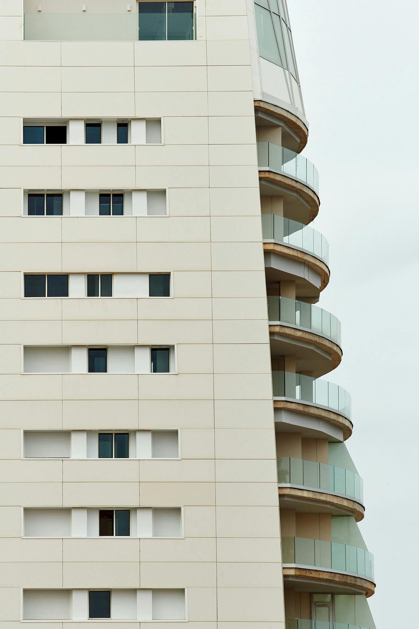 Image 49 of delfin tower benidorm 5.jpg?auto=format%2Ccompress&ixlib=php 3.3 in Dekton presents the world’s first curved and ventilated façade made of ultra-compact stone - Cosentino