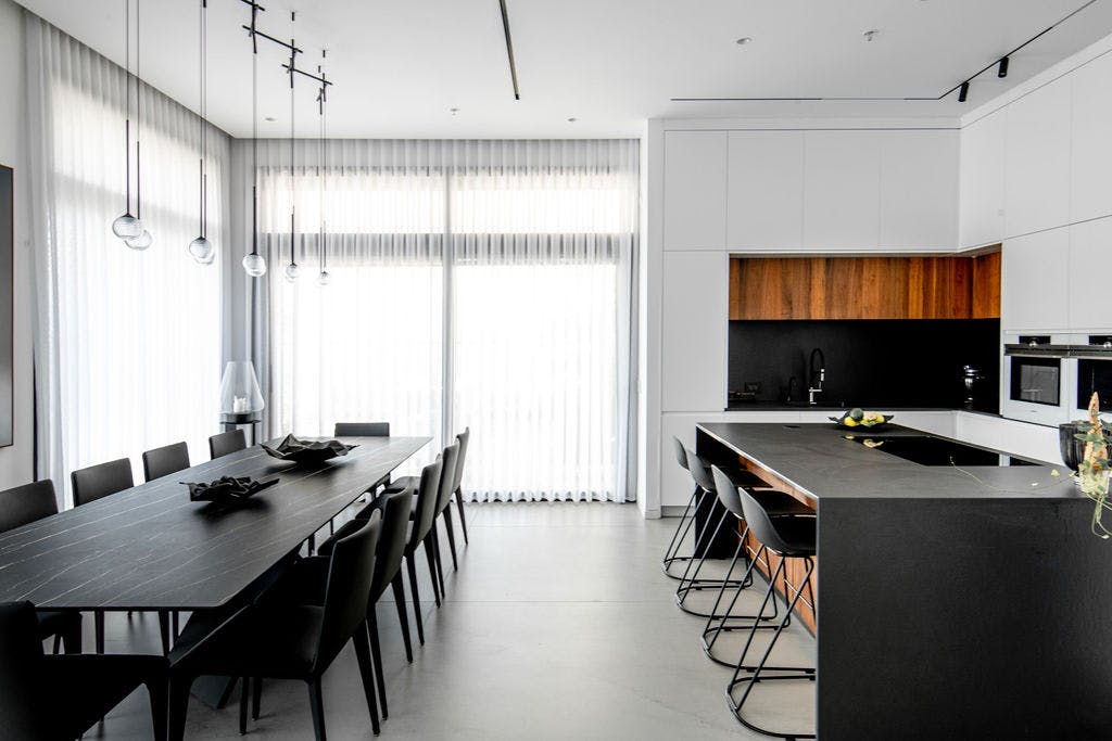 Image 37 of Apartment in Tel Aviv Zissy Hatsubai 22.jpg?auto=format%2Ccompress&ixlib=php 3.3 in An urban and sophisticated loft with elegant surfaces in white, black and wood - Cosentino