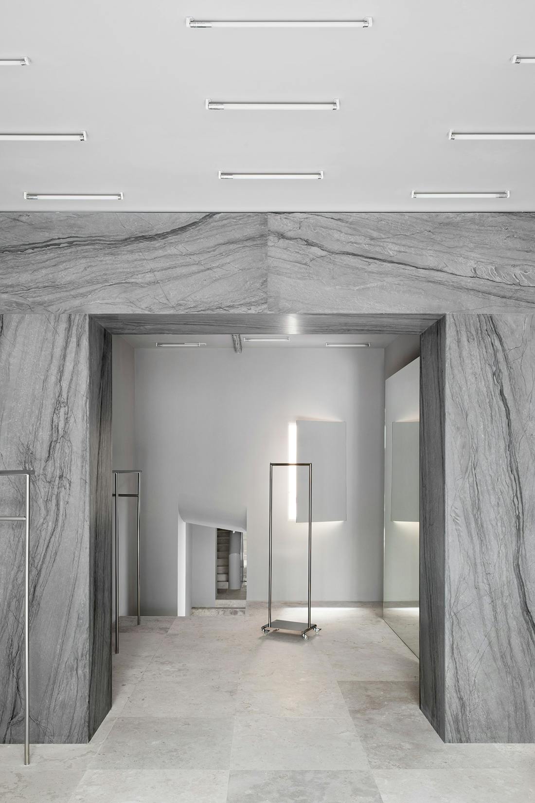 A monolithic arch in Sensa Platino gives character to a new fashion shop in Madrid