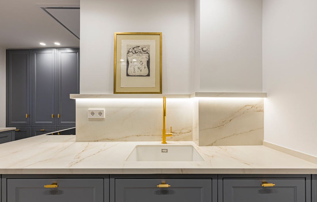 Dekton’s most elegant colours grace this modern flat in a classic style