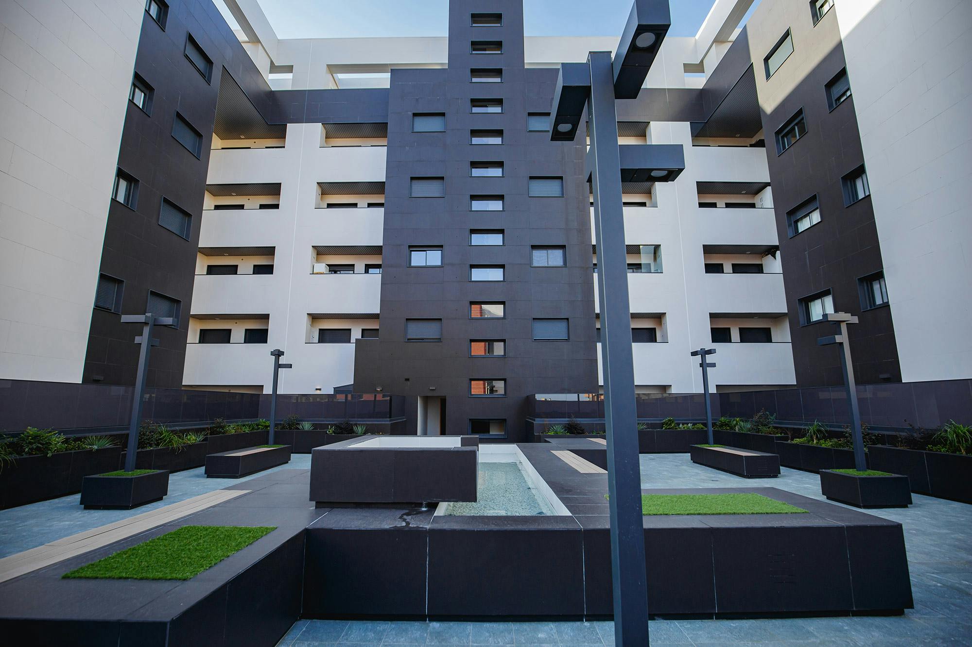 Image 32 of Residencial Berenice 02.jpg?auto=format%2Ccompress&ixlib=php 3.3 in A black and white residential building featuring Dekton for a contemporary touch - Cosentino