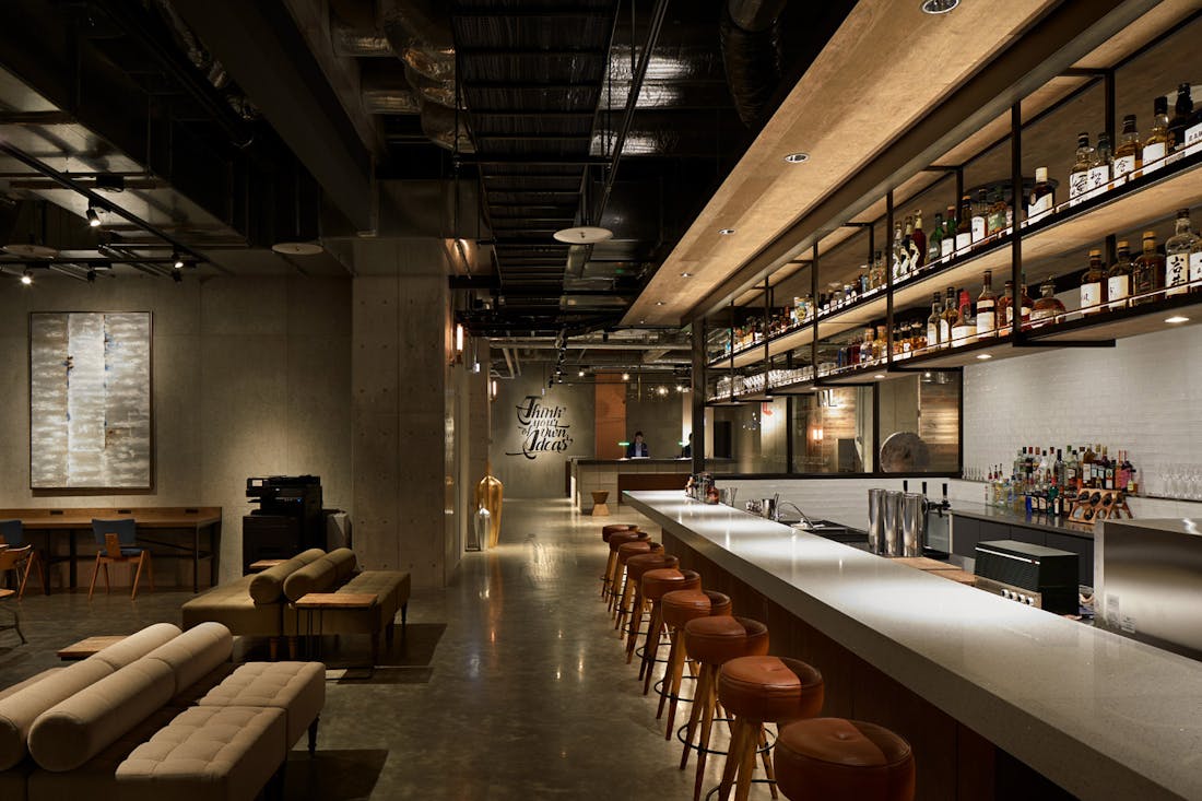 Silestone Blanco Maple to recreate the industrial style of an old factory, now transformed into The Warehouse Hotel in Japan