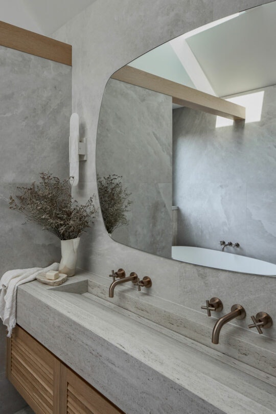 Kyal-Kara-Bay-Builds-House-1-Bath-04 Kyal-Kara-Bay-Builds-House-1-Bath-04