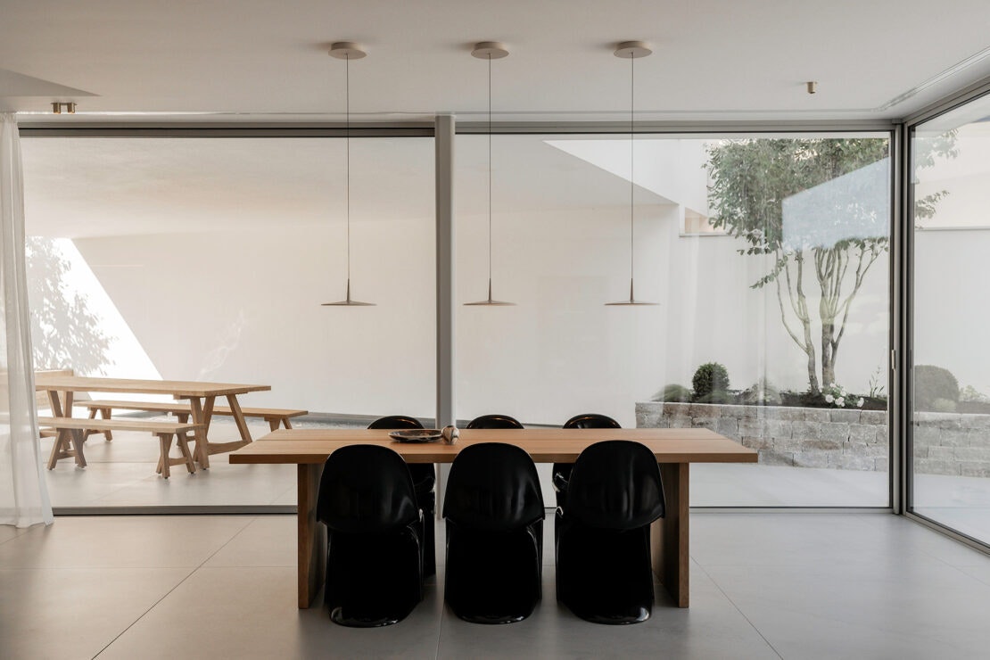 Seamless indoor-outdoor integration in this striking modern home ...