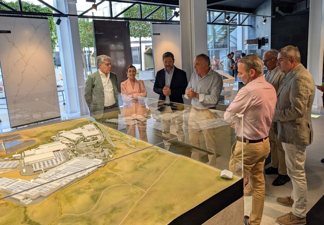 visita_circulo_empresarios_2 Image 40 of visita circulo empresarios 2.jpg?auto=format%2Ccompress&fit=crop&ixlib=php 3.3 in Representatives of the Spanish Parliament Visit Cosentino as Part of the Parliamentary Business Program - Cosentino