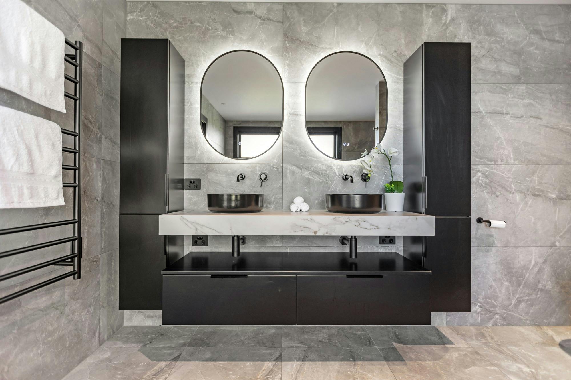 Hayley Peterson (21) Image 55 of Hayley Peterson 21.jpg?auto=format%2Ccompress&ixlib=php 3.3 in Contrast between bathrooms and kitchen for a Mediterranean-inspired apartment in London - Cosentino